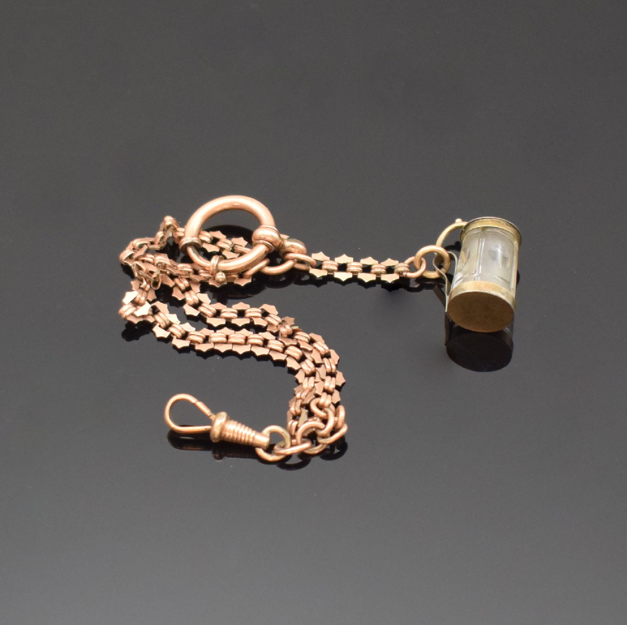 Detail e: 4 vergoldete Taschenuhrketten und ein Petschaft, um 1900, 1) Kette m. Petschaft, Schlüssel, Haken u. verschraubbarem Verschluss, L. ca. 34,5 cm, 2) ...