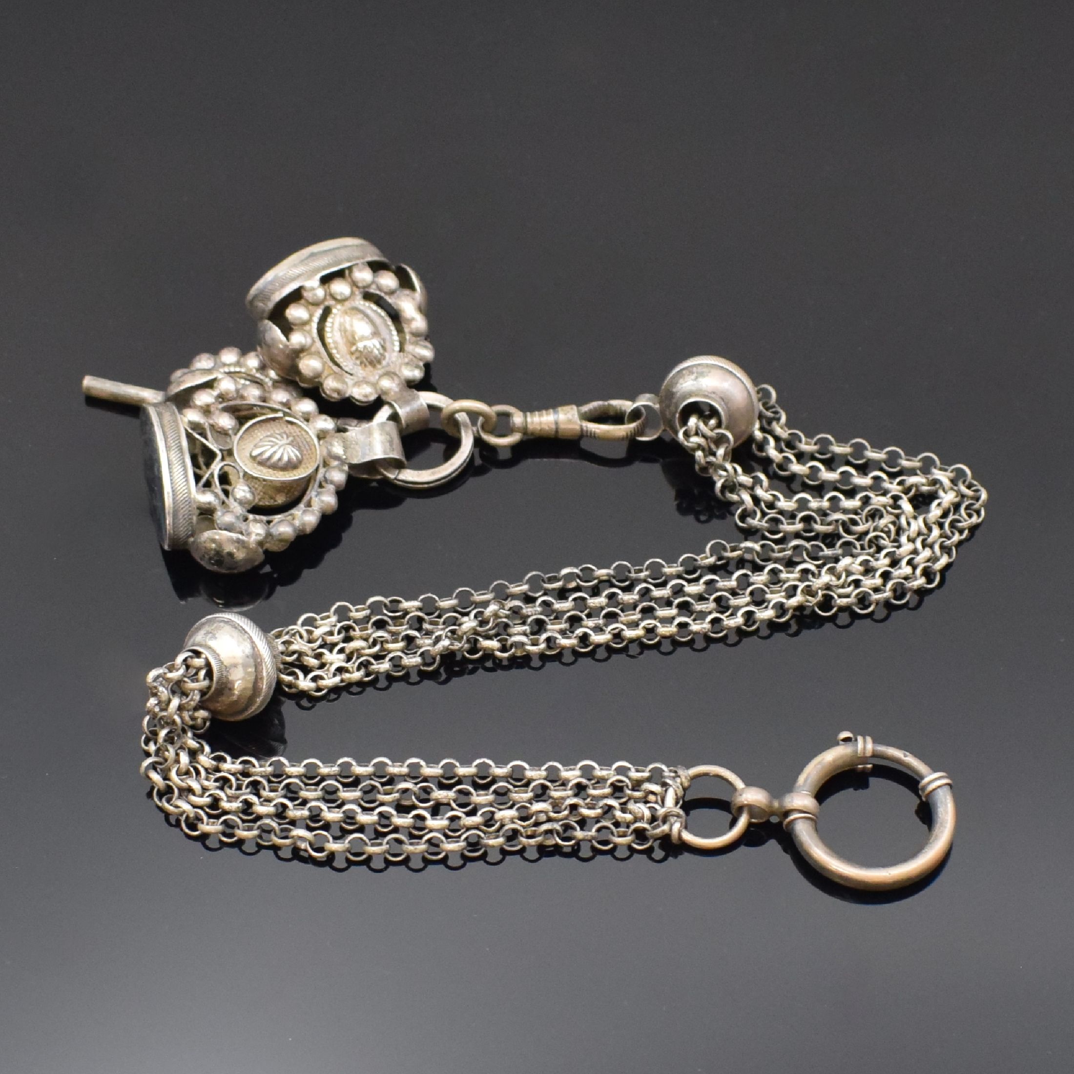 Detail a: 2 vernickelte und 1 Silber-Taschenuhrkette, um 1872-1915, 1) Kette m. Taschenuhrschlüssel 1x m. Karneol, 1x Stein fehl., Karabiner, L. ca. 35,5 ...