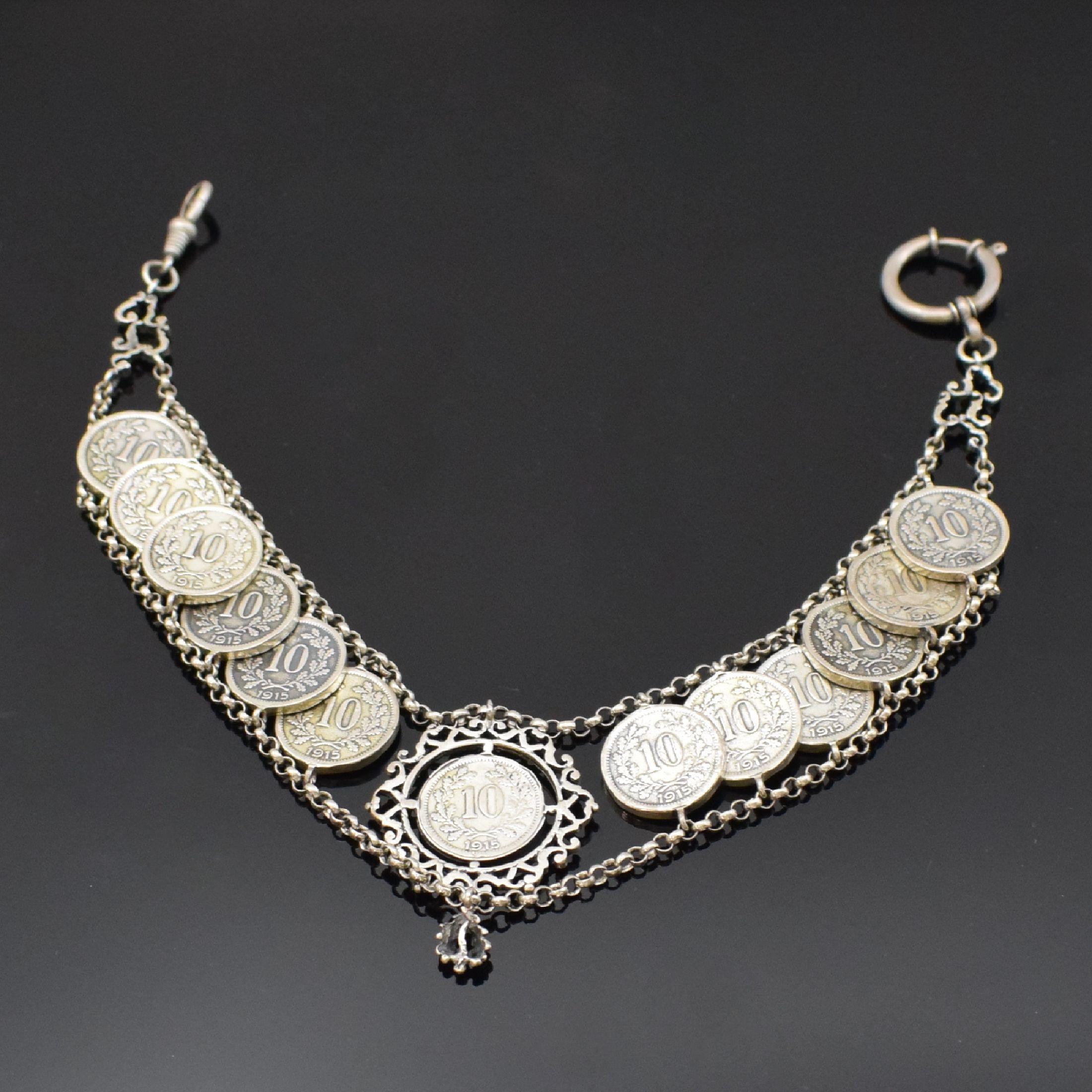 Detail b: 2 vernickelte und 1 Silber-Taschenuhrkette, um 1872-1915, 1) Kette m. Taschenuhrschlüssel 1x m. Karneol, 1x Stein fehl., Karabiner, L. ca. 35,5 ...