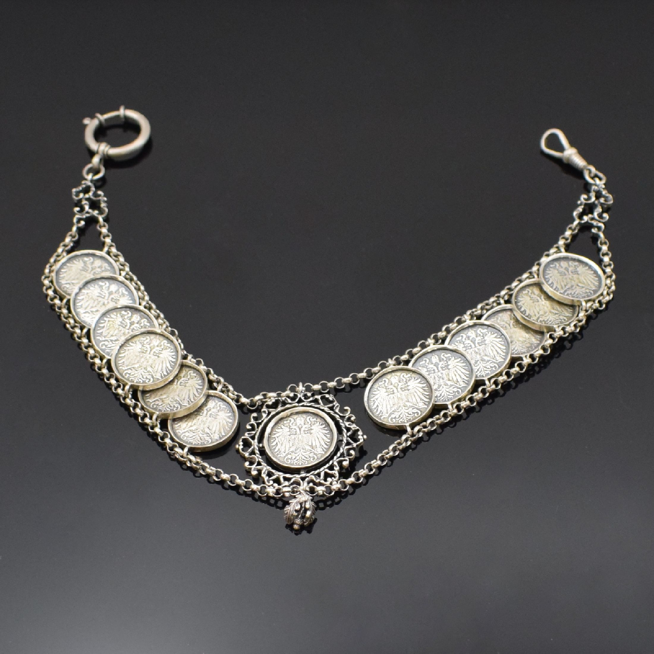 Detail c: 2 vernickelte und 1 Silber-Taschenuhrkette, um 1872-1915, 1) Kette m. Taschenuhrschlüssel 1x m. Karneol, 1x Stein fehl., Karabiner, L. ca. 35,5 ...