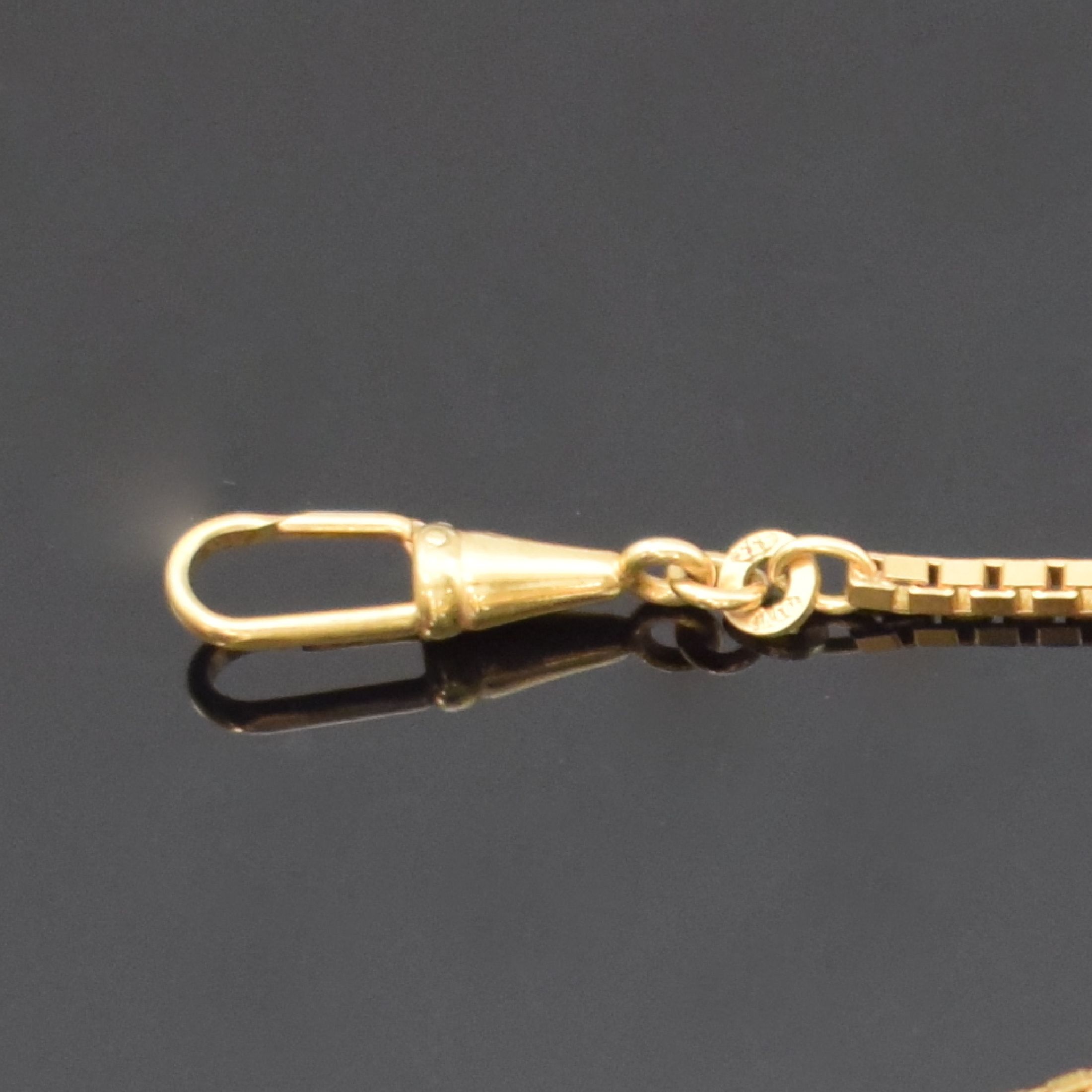 Detail b: 2 Taschenuhrketten in GG 333/000, um 1900, 1x Karabiner, 1x Federring, L. ca. 22 u. 25 cm, Gew. zus. ca. 13g, in gebrauchsfähigem Zustand