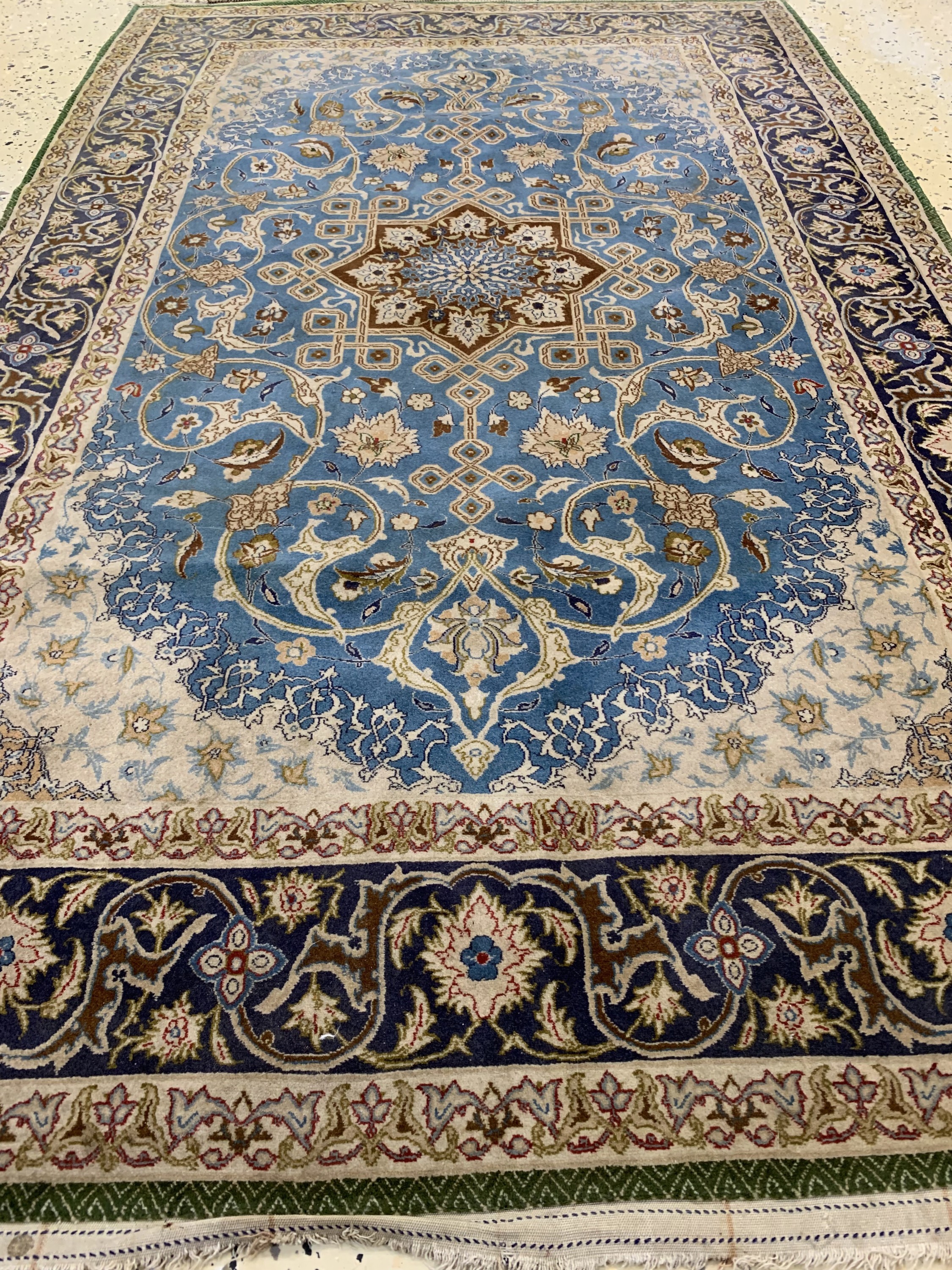 Detail d: Esfahan fein, Persien, um 1960, Korkwolle auf Seide, ca. 170 x 106 cm, ca. 1,0 Mio. Kn/qm, stark verschmutzt, EHZ: 2-3