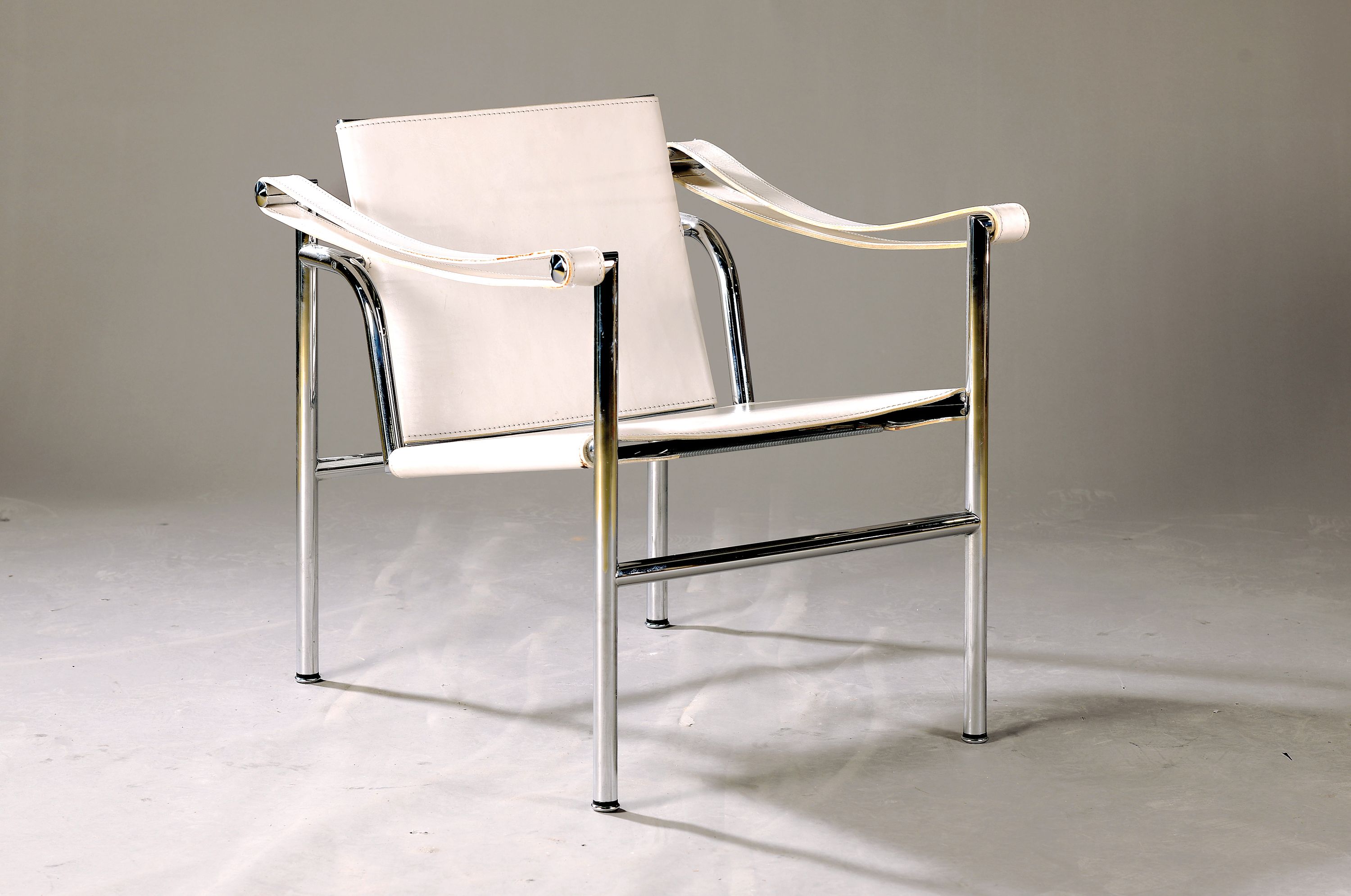 Armlehnsessel LC 1, Cassina, Italien, Entw. Le Corbusier & Pierre Jeannerett, verchromtes Stahlrohrgestell, weißes Leder mit Federbespannung, ...