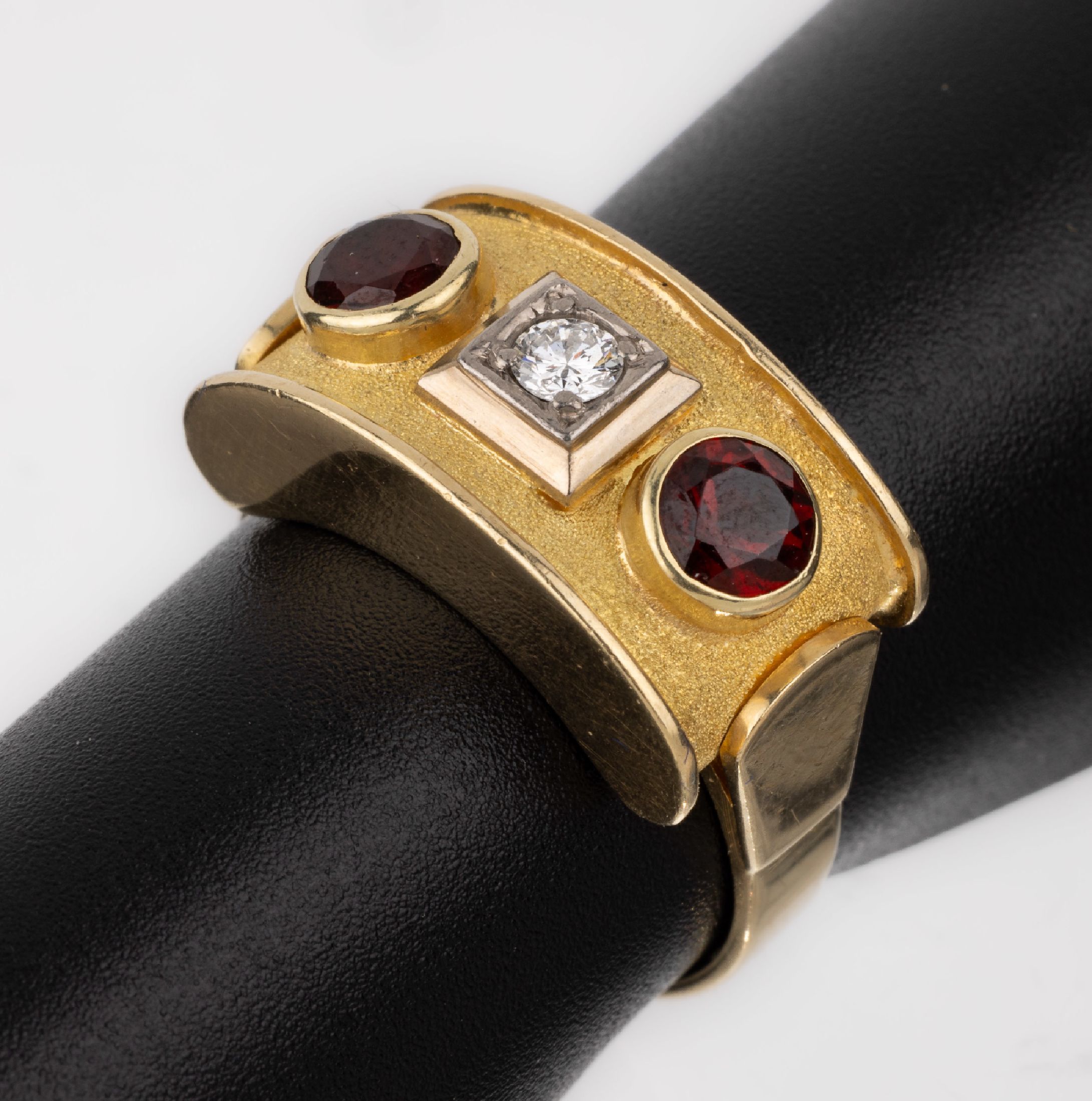14 kt Gold Brillant-Granat-Ring, 1950er Jahre, GG/WG 585/000, part. sat., 1 in WG gefasster Brillant ca. 0.12 ct (grav.) Weiß/ si, 2 rundfacett. ...