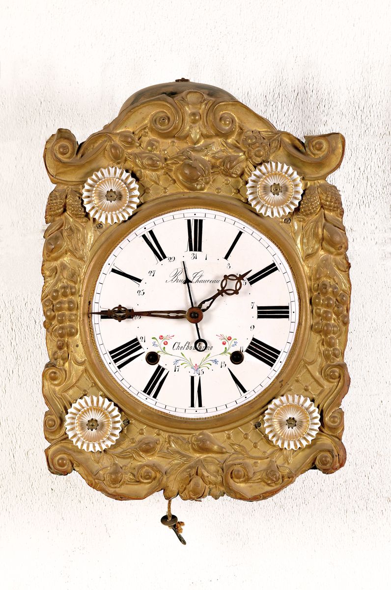 Comtoise mit Prunkpendel und Datumsanzeige, Frankreich um 1880, geprägte Messingumrandung mit Porzellan Applikationen, dazu Prunkpendel (urspr. ...