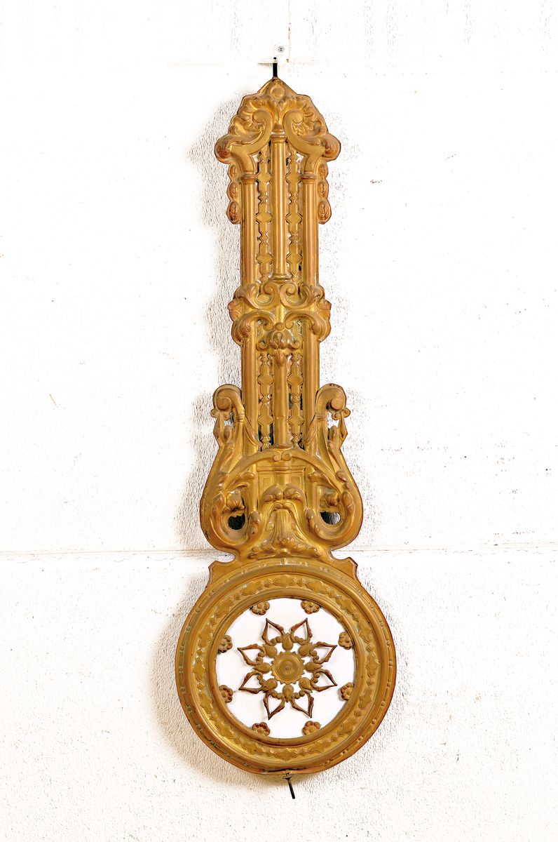 Detail a: Comtoise mit Prunkpendel und Datumsanzeige, Frankreich um 1880, geprägte Messingumrandung mit Porzellan Applikationen, dazu Prunkpendel (urspr. ...