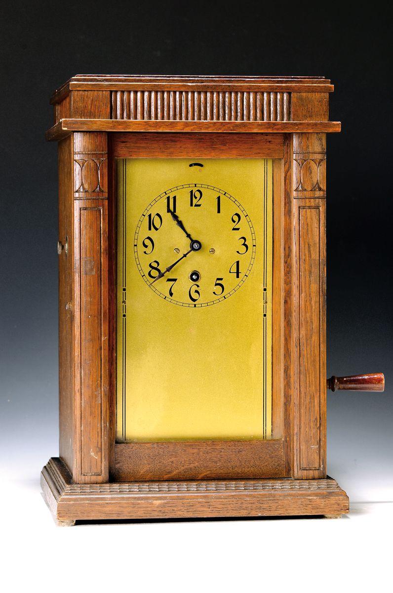 Seltene sog. "sprechende Tischuhr", Bernhard Hiller, Uhrwerk Gustav Becker, um 1925, Gehäuse Eiche im Stil der Zeit, oben mit ...