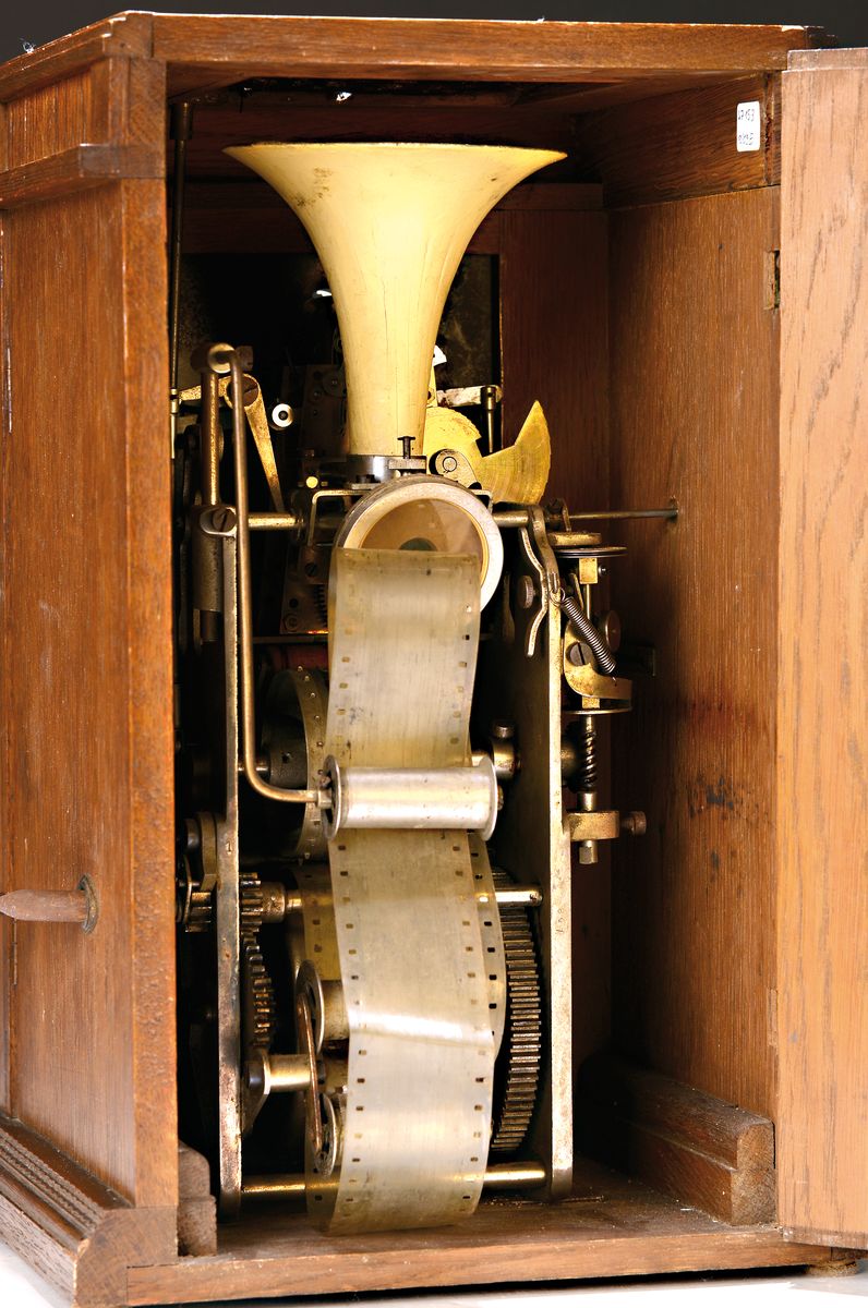 Detail a: Seltene sog. "sprechende Tischuhr", Bernhard Hiller, Uhrwerk Gustav Becker, um 1925, Gehäuse Eiche im Stil der Zeit, oben mit ...
