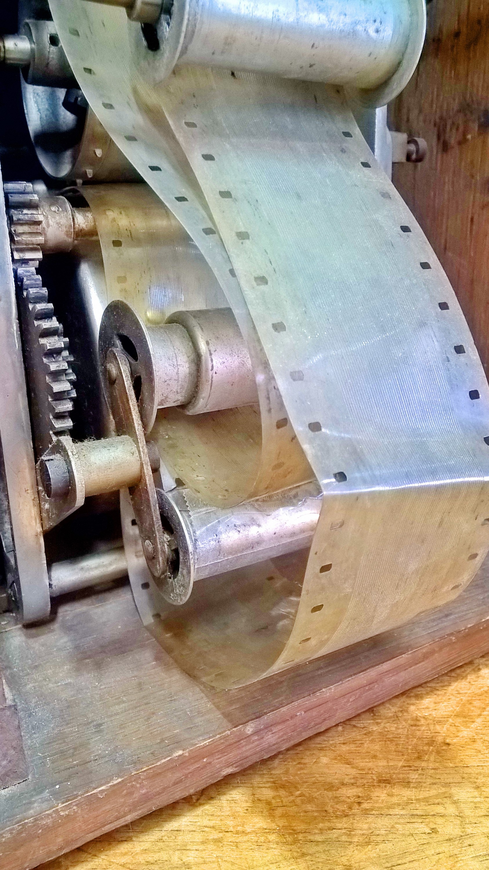 Detail c: Seltene sog. "sprechende Tischuhr", Bernhard Hiller, Uhrwerk Gustav Becker, um 1925, Gehäuse Eiche im Stil der Zeit, oben mit ...