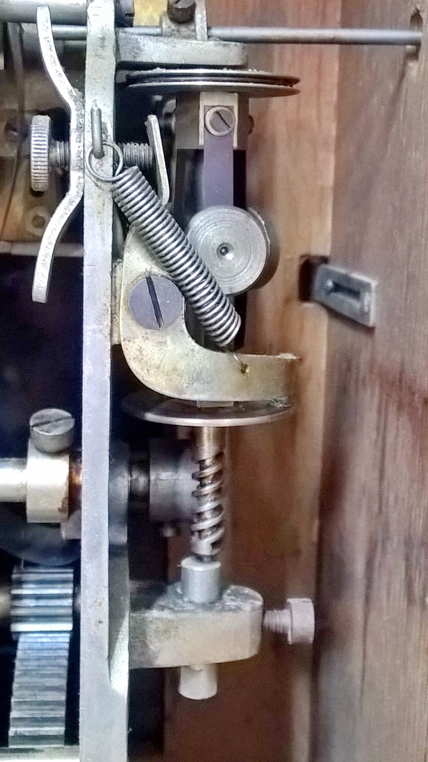 Detail e: Seltene sog. "sprechende Tischuhr", Bernhard Hiller, Uhrwerk Gustav Becker, um 1925, Gehäuse Eiche im Stil der Zeit, oben mit ...