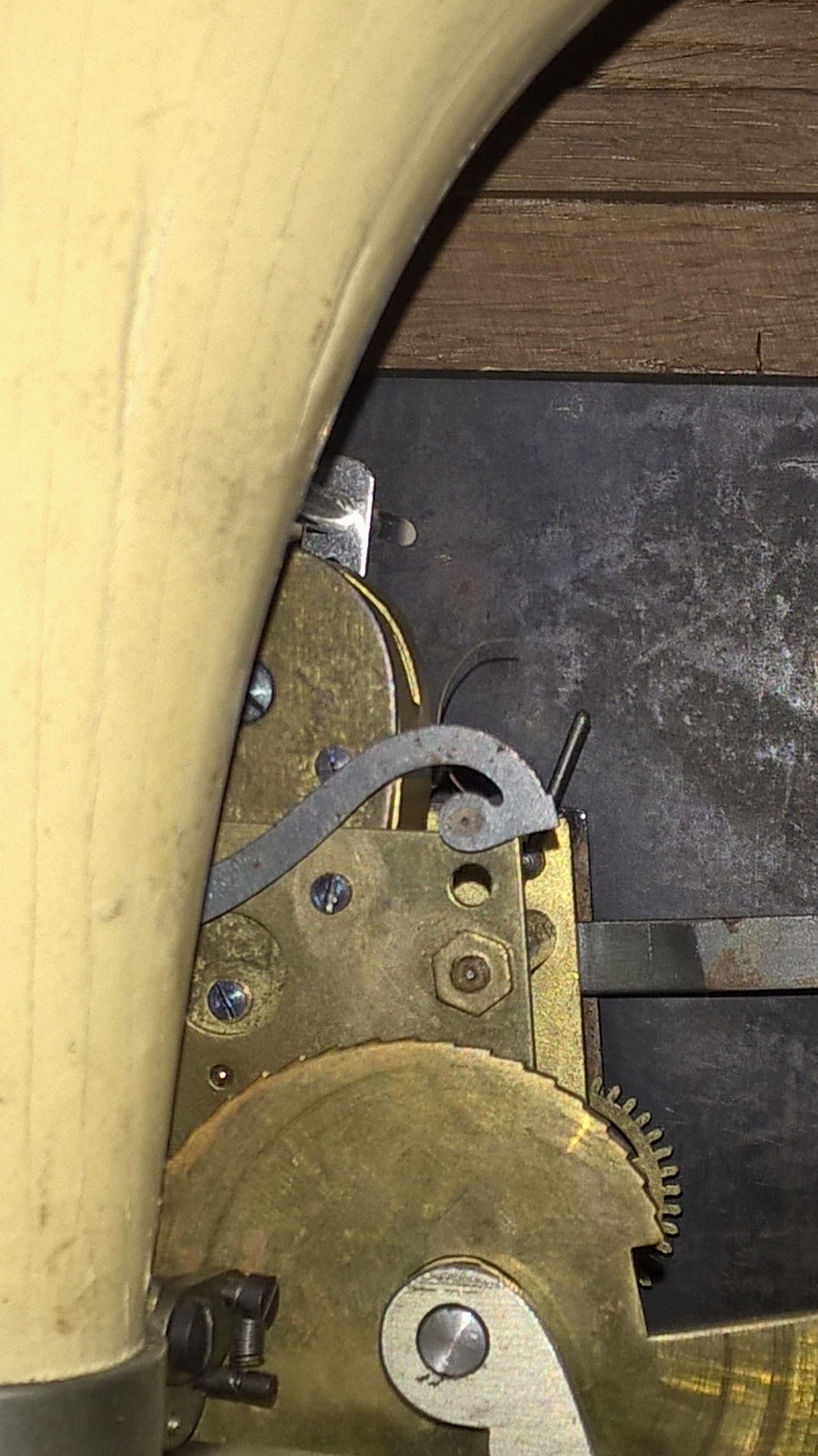 Detail f: Seltene sog. "sprechende Tischuhr", Bernhard Hiller, Uhrwerk Gustav Becker, um 1925, Gehäuse Eiche im Stil der Zeit, oben mit ...