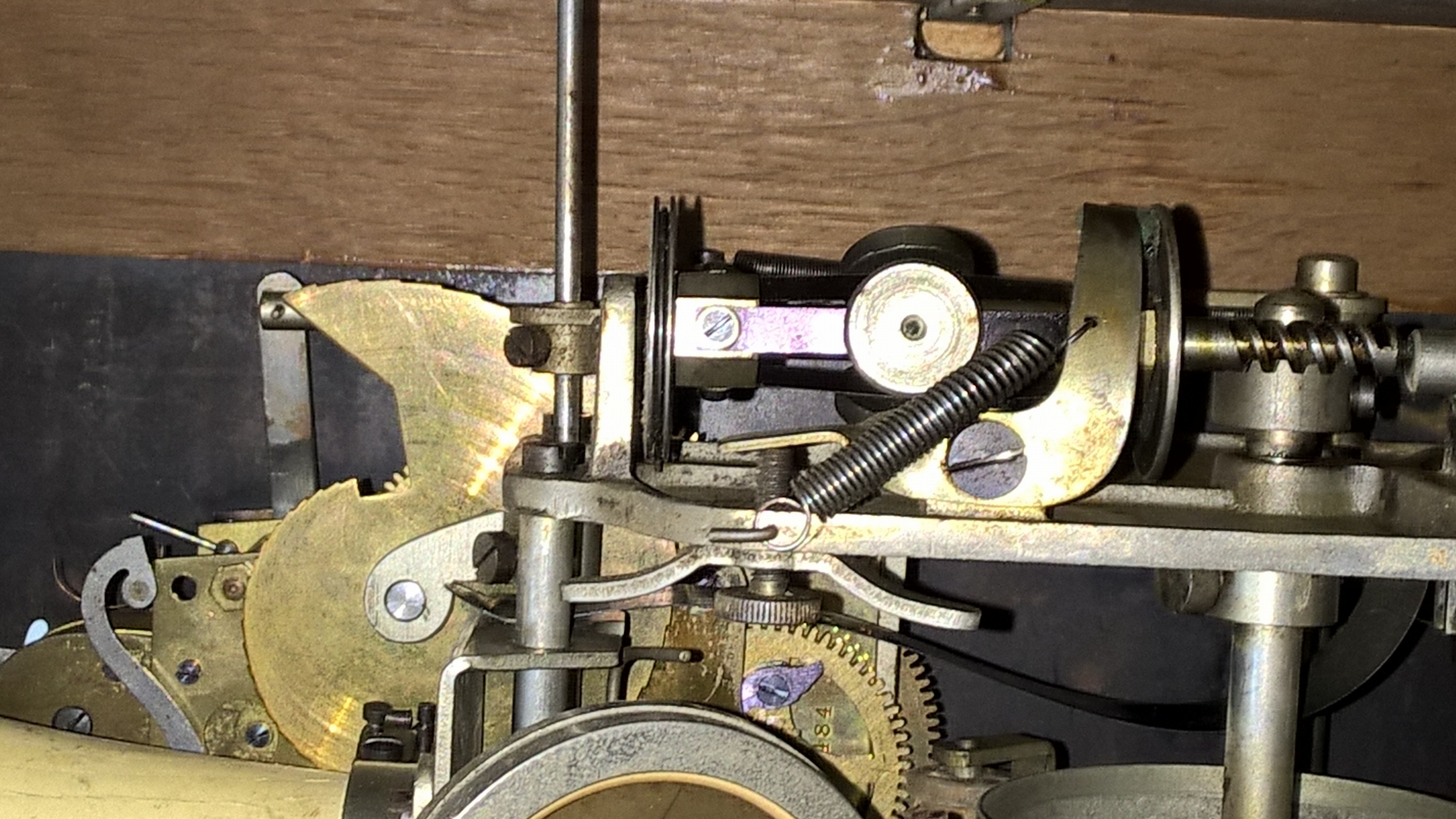 Detail g: Seltene sog. "sprechende Tischuhr", Bernhard Hiller, Uhrwerk Gustav Becker, um 1925, Gehäuse Eiche im Stil der Zeit, oben mit ...