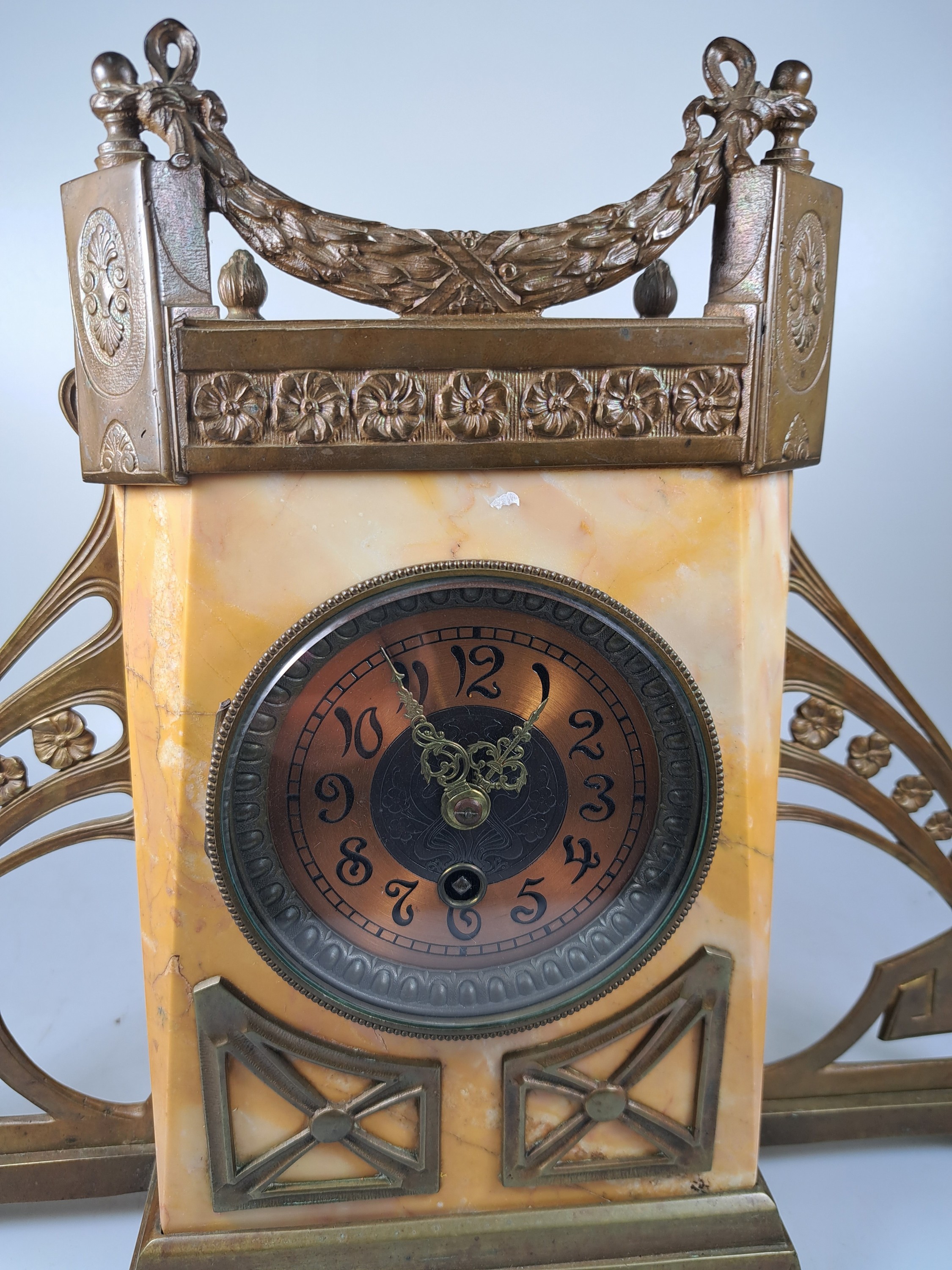 Detail b: Jugendstiluhr, Frankreich, um 1920/30, cremefarbener Marmorkorpus, bogenförmige Ansätze mit floralen Motiven, geometrische Ansätze, facett. ...