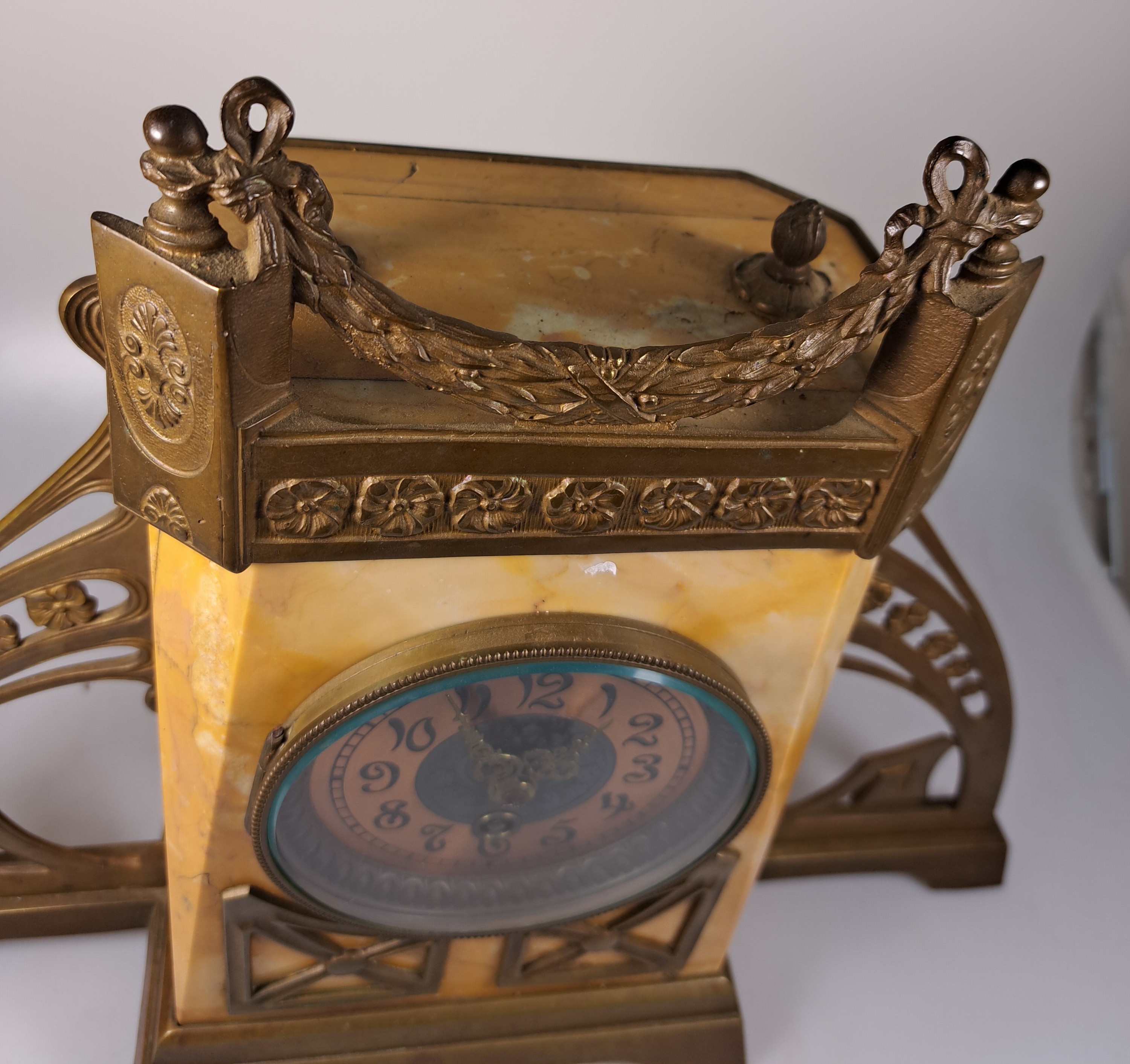 Detail c: Jugendstiluhr, Frankreich, um 1920/30, cremefarbener Marmorkorpus, bogenförmige Ansätze mit floralen Motiven, geometrische Ansätze, facett. ...