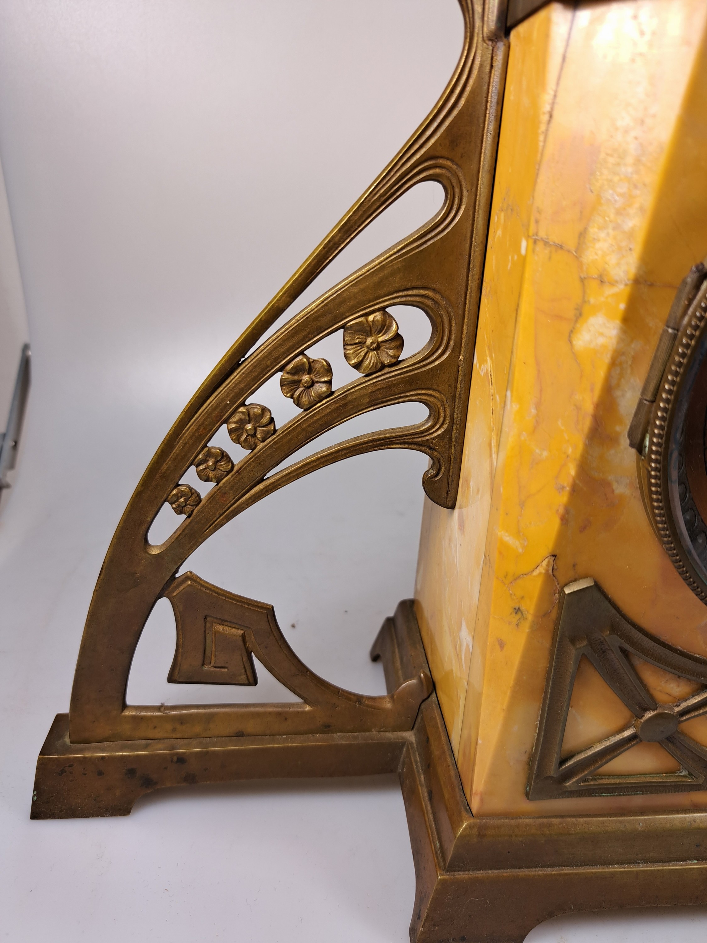 Detail e: Jugendstiluhr, Frankreich, um 1920/30, cremefarbener Marmorkorpus, bogenförmige Ansätze mit floralen Motiven, geometrische Ansätze, facett. ...