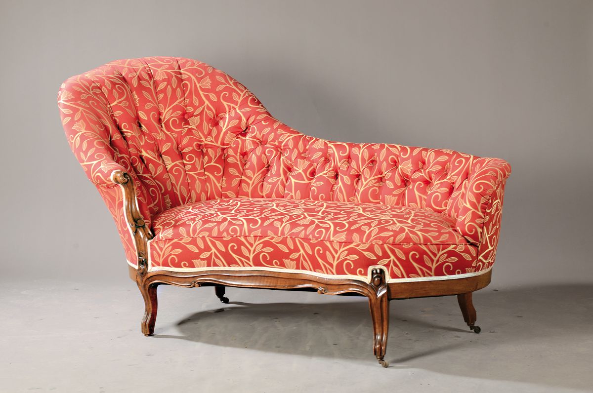 Ottomane/Recamiere, Louis-Philippe, um 1860/70, Nußbaum massiv, neu bezogen und gepolstert, Beschnitzungen aus Voluten, auf Rollen, eine Rolle lose ...