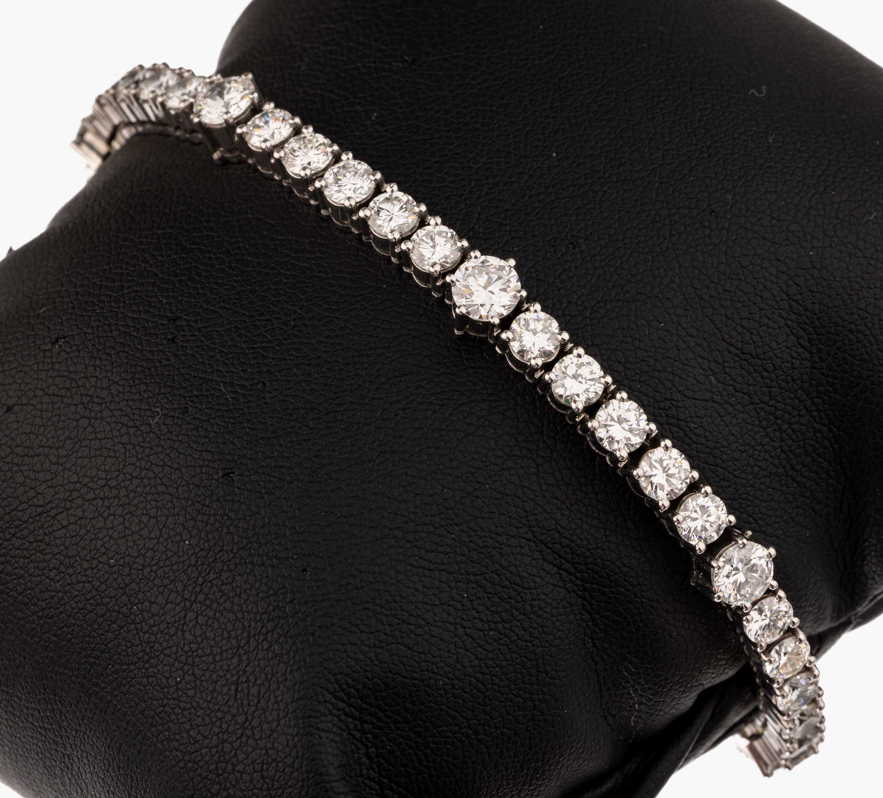 18 kt Gold Brillant-Armband, WG 750/000, 36Brillanten zus. ca. 10.49 ct feines Weiß lr- vvs, L. ca. 17 cm, Kastenschloss mit Sicherheitsbügel, ca. ...