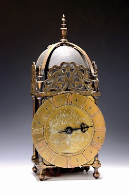 Image 26736916 - Lantern clock based on the old model, mid-20thcentury, brass casing, doors missing, three crowns, anchor gear arranged above the movement roof, drive via a so-called endless chain with a roller, so-called single-hand display, hour hand points to the inner quarter-hour circle, with pseudo signature, strikes on the hour Bell, pendulum is missing,weight sec., height approx. 37cm, condition ofmovement 3-4, housing 2-3