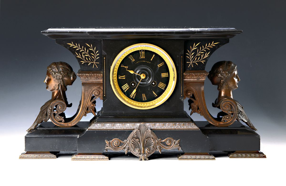 Kaminuhr, Frankreich um 1880/1900, schwarzes Steingehäuse, im Sockel mit Mittelrisalit, Bronzeapplikationen mit Frauenbüsten, Glasdeckel vo. und ...