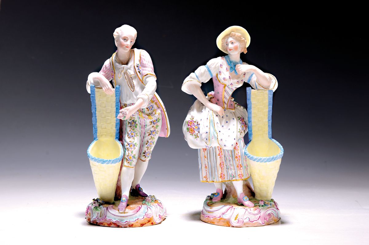 Paar Porzellanfiguren, deutsch, 19. Jh., Dame und Kavalier mit, Korb, polychrom bemalt, min. best., H. ca. 23.5 cm