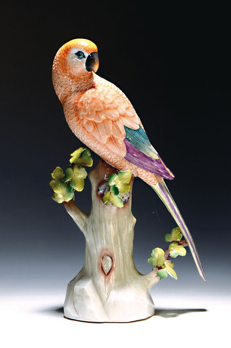 Große Porzellanfigur, Papagei auf Baumstumpf sitzend, Scheibe Alsbach, 20. Jh., polychrom bemalt, leicht an den Blättern und innen an der ...