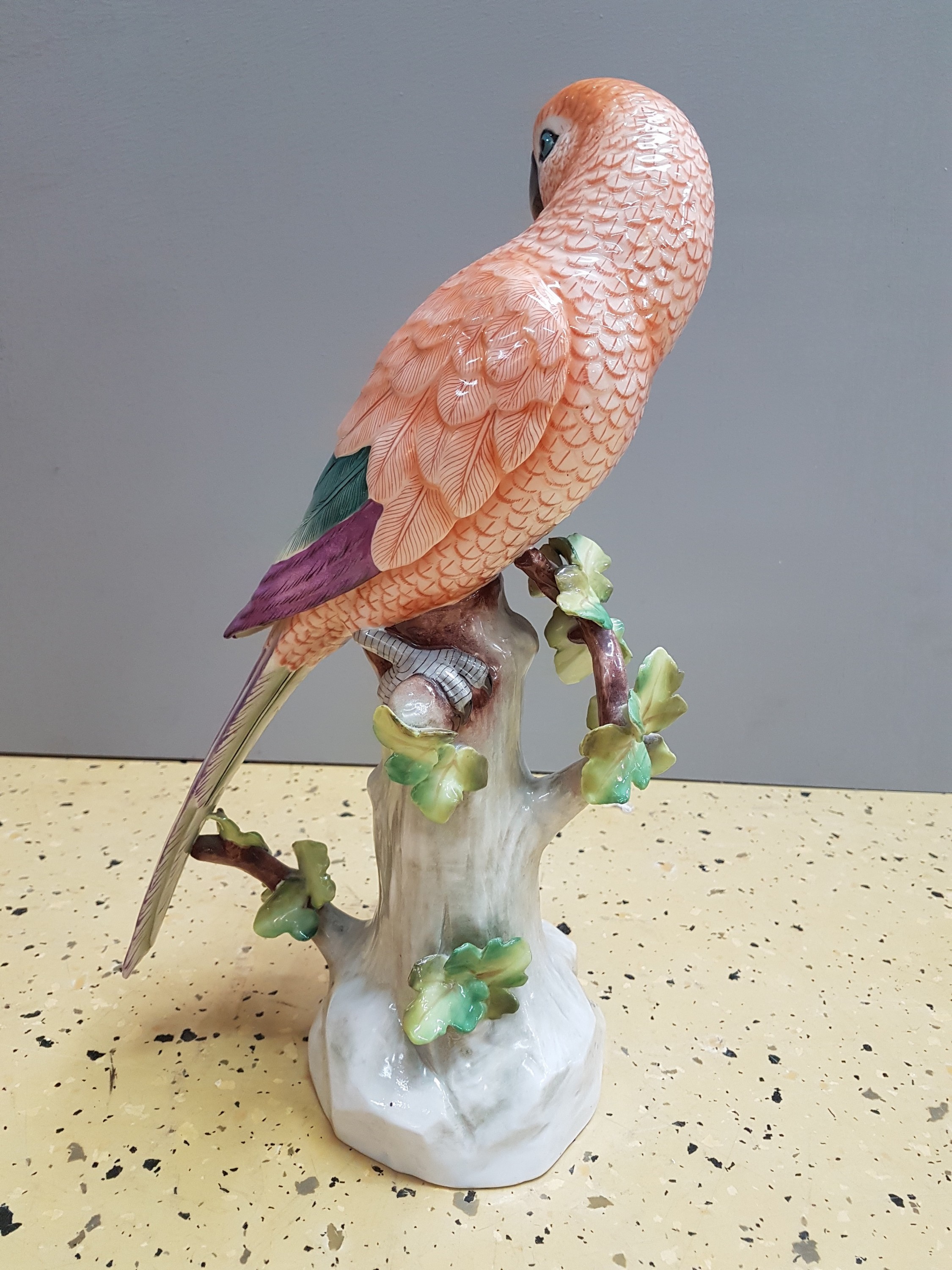 Detail c: Große Porzellanfigur, Papagei auf Baumstumpf sitzend, Scheibe Alsbach, 20. Jh., polychrom bemalt, leicht an den Blättern und innen an der ...