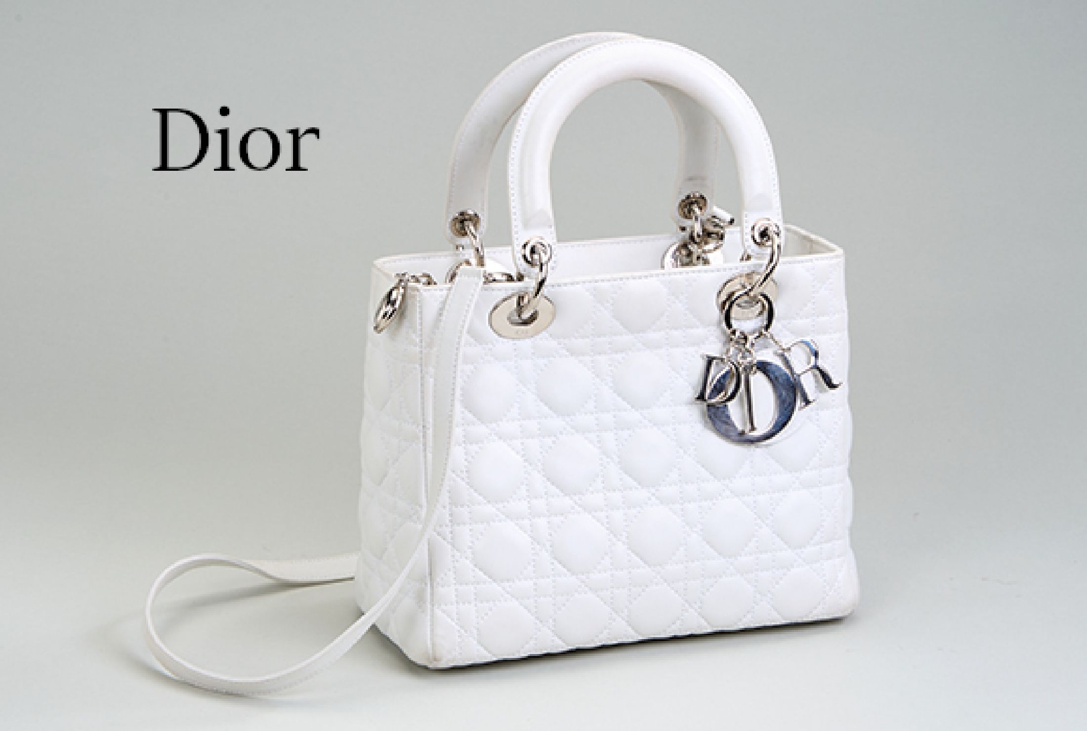 Handtasche LADY DIOR, 25, Lammleder in Weiß, goldfarb. Hardware, stärkere bis starke Gebr.-Spuren, 2 Tragegriffe, Inneneinrichtung cremefarb. ...