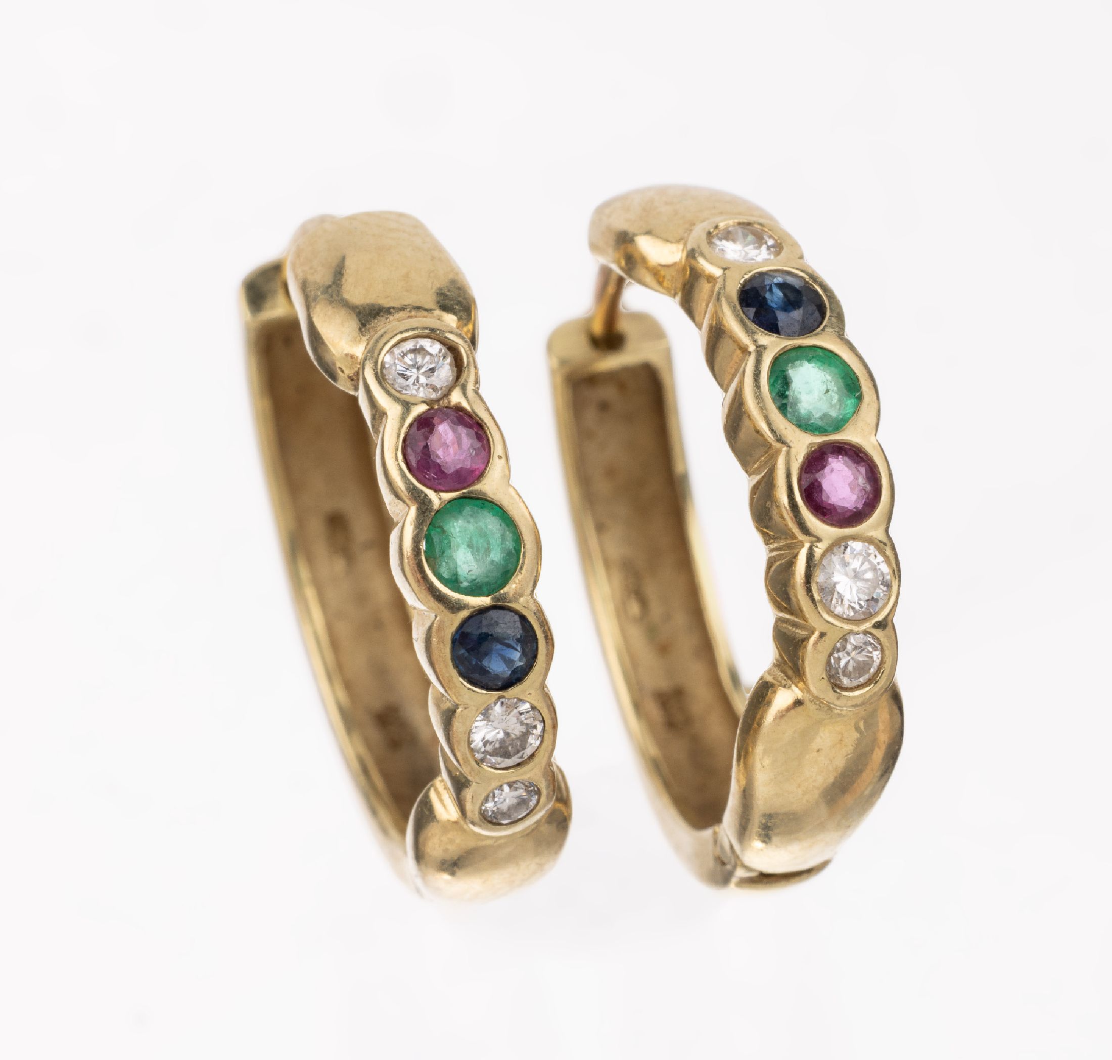 Paar 14 kt Gold Farbstein-Brillant-Ohrcreolen, GG 585/000, 2 rundfacett. Saphire, 2 rundfacett. Smaragde und 2 rundfacett. Rubine zus. ca. 0.22 ct, 6 ...