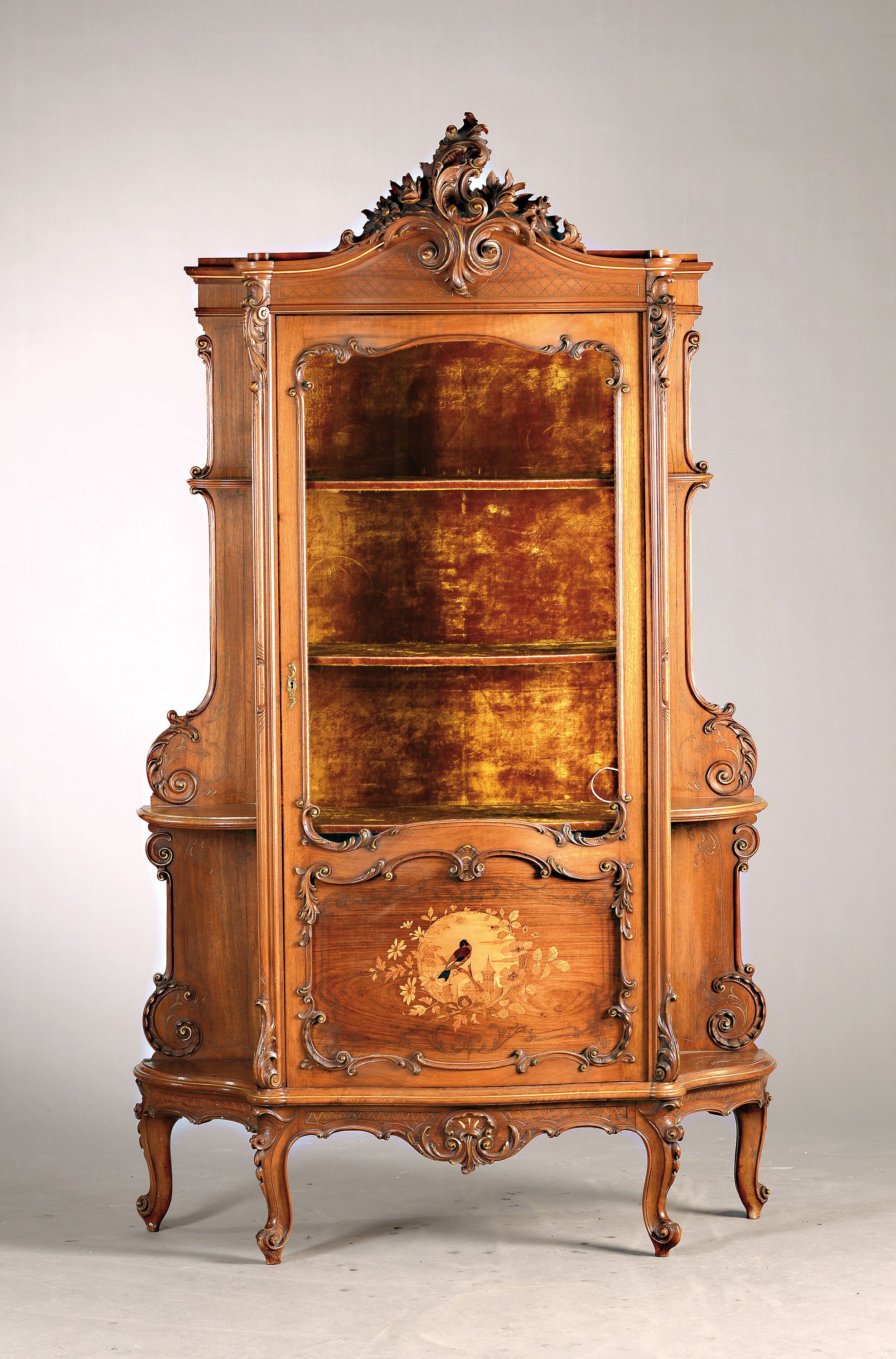 Vitrine, Frankreich, um 1860, Nußbaumfurnier, Intarsien in diversen Edelhölzern, dreiseitig verglast, aufwendige Schnitzereien aus Voluten und ...