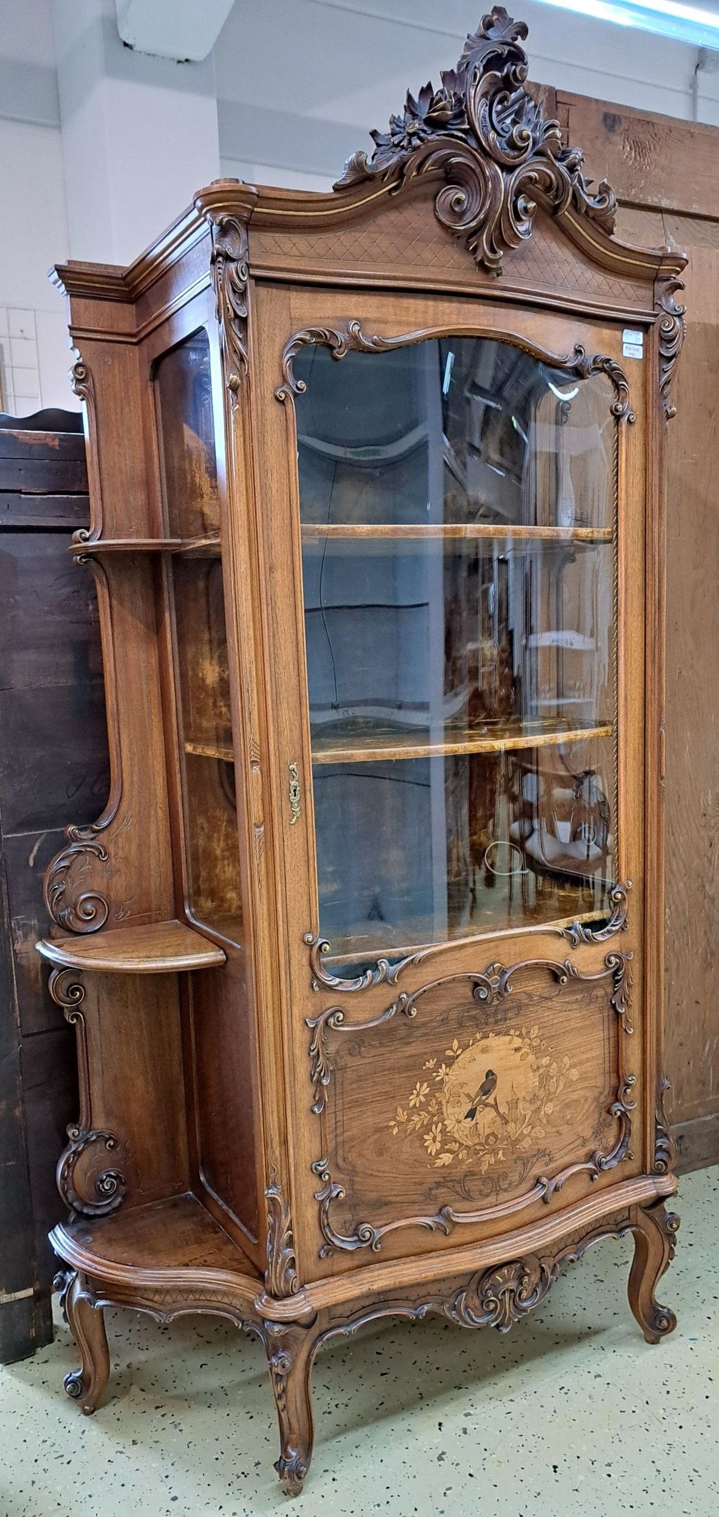 Detail a: Vitrine, Frankreich, um 1860, Nußbaumfurnier, Intarsien in diversen Edelhölzern, dreiseitig verglast, aufwendige Schnitzereien aus Voluten und ...