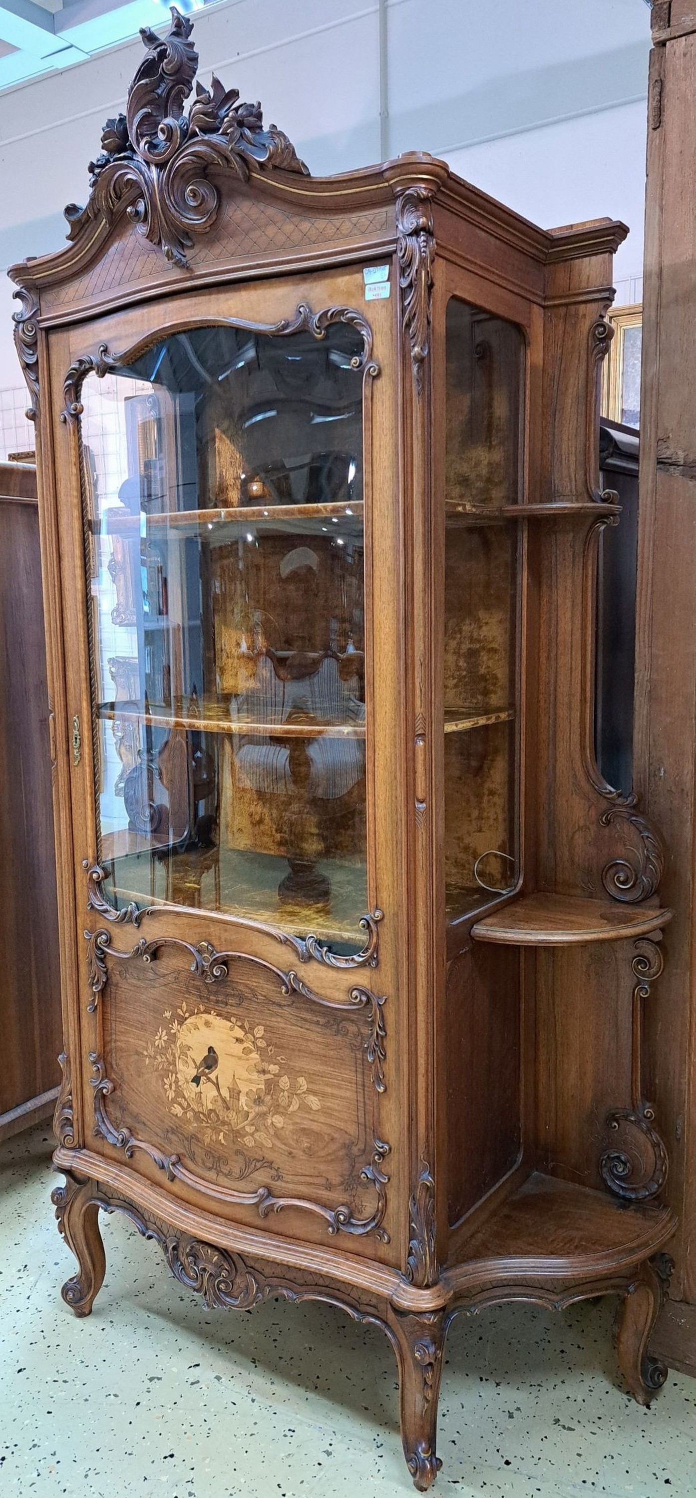 Detail b: Vitrine, Frankreich, um 1860, Nußbaumfurnier, Intarsien in diversen Edelhölzern, dreiseitig verglast, aufwendige Schnitzereien aus Voluten und ...