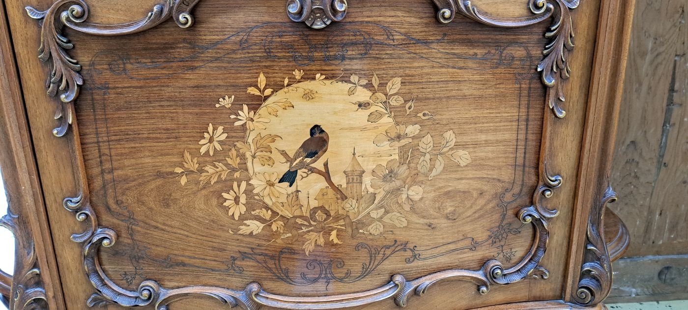 Detail c: Vitrine, Frankreich, um 1860, Nußbaumfurnier, Intarsien in diversen Edelhölzern, dreiseitig verglast, aufwendige Schnitzereien aus Voluten und ...