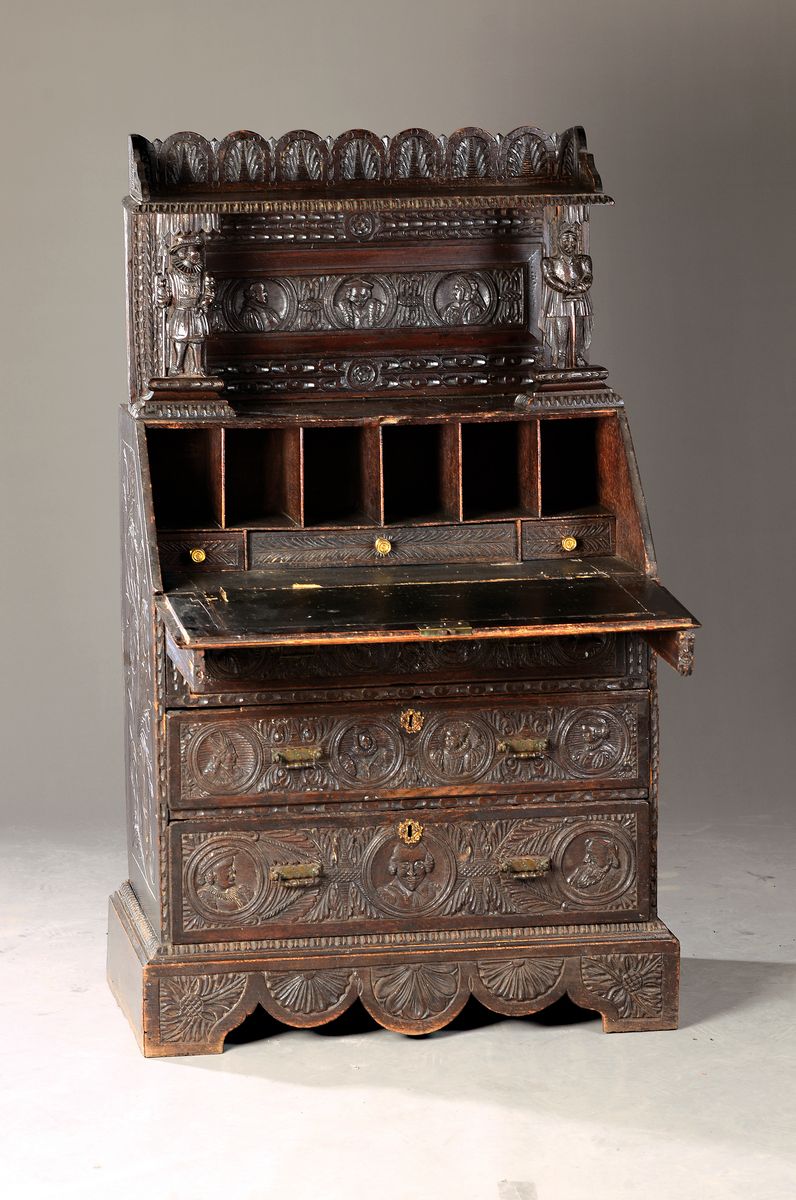 Schrägklappensekretär im Renaissance-Stil, wohl England, Anfang 19.Jh., Eiche massiv, mit Aufsatz, aufwendig geschnitzt mit figürlichen Motiven, ...