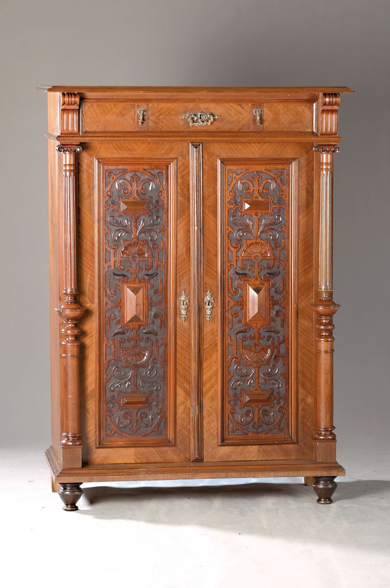Vertiko, Historismus, um 1860, Nußbaum massiv, z.T. Furnier, obere Schublade,2-türig auf Rahmen gearbeitet mit geschnitztenFüllungen, kannelierte ...