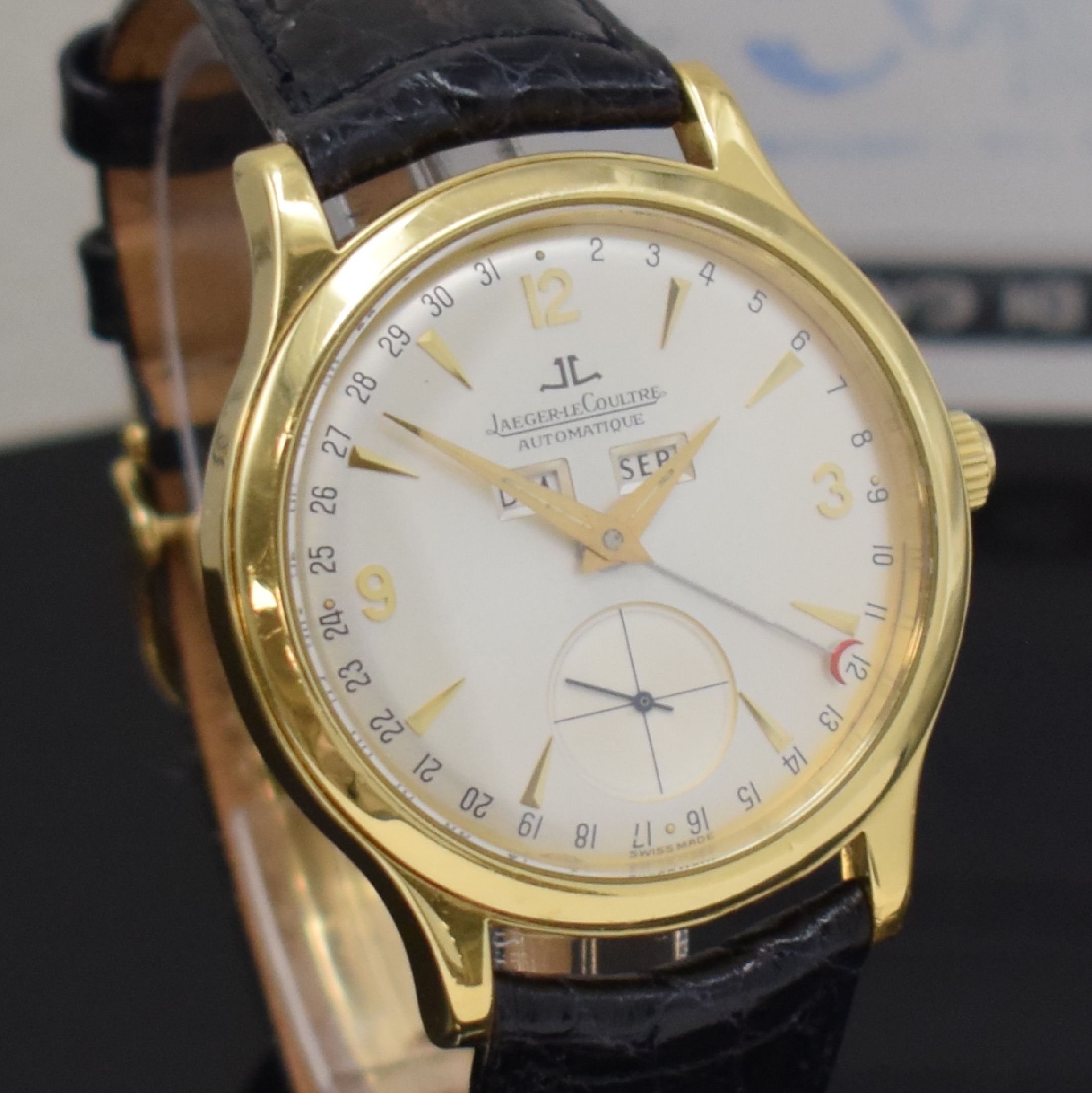 Detail e: Jaeger-LeCoultre Herrenarmbanduhr Master Control in GG 750/000 Referenz 140.8.87, Automatik, Schweiz um 1990, Boden 4-fach verschr., orig. Lederband ...