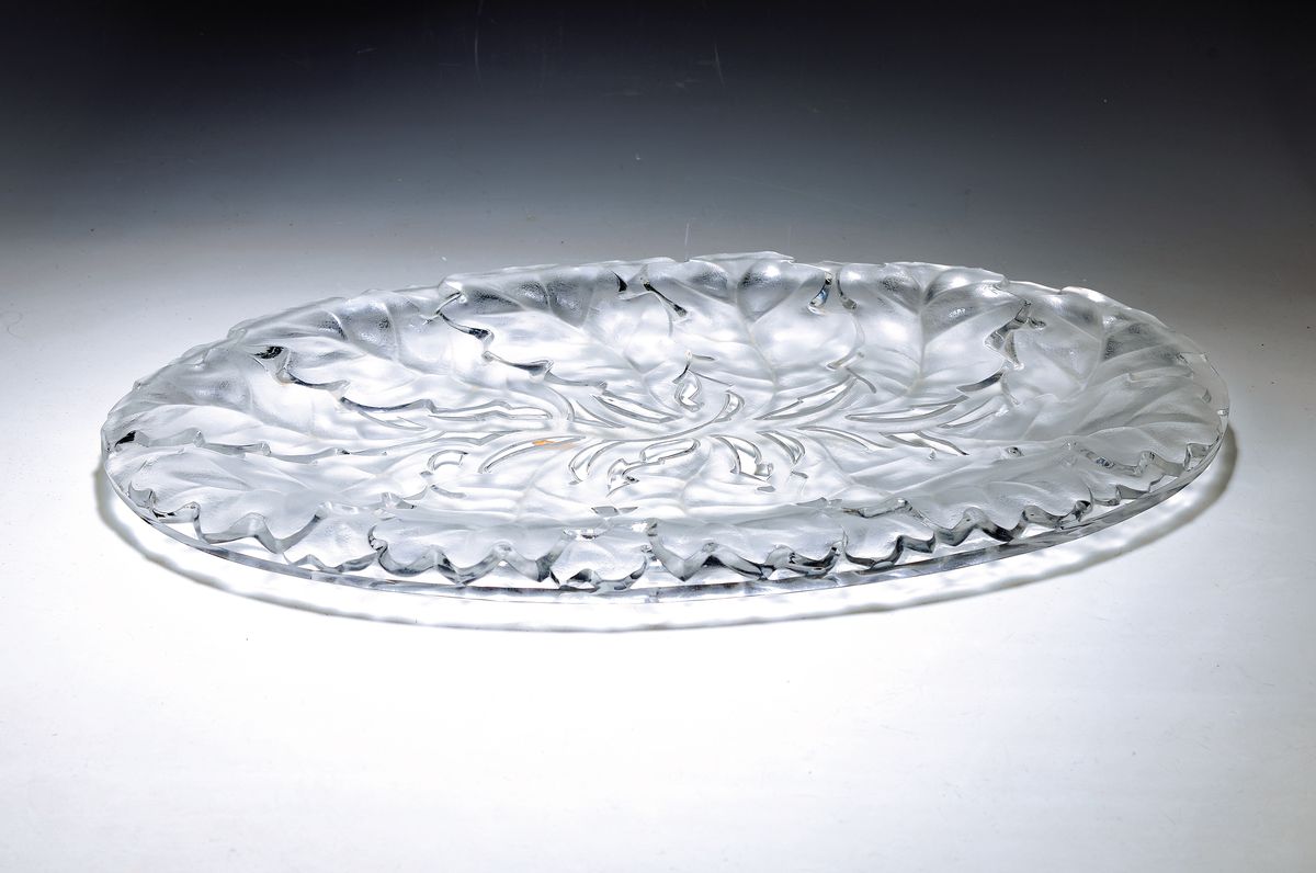 Große ovale Platte, Lalique France, Form-Kristallglas, z.T mattiert, Blätterdekor, 62 x 35.5 cm