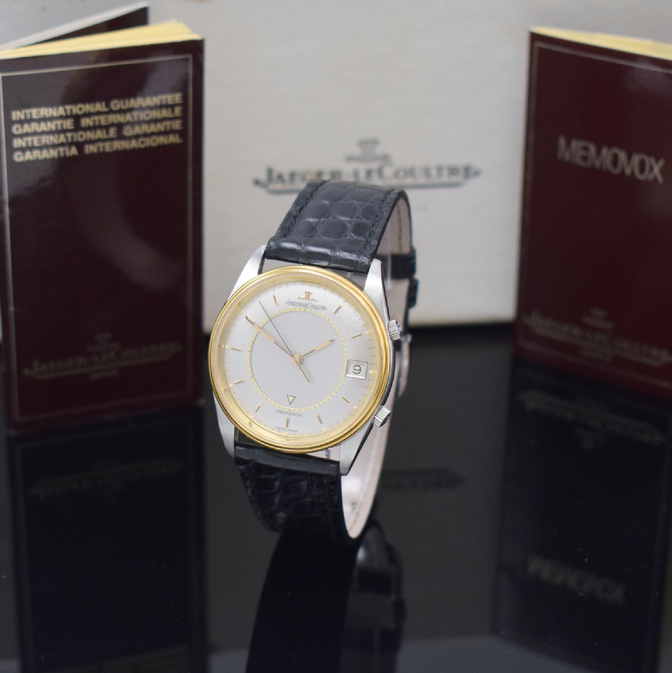 Jaeger-LeCoultre Armbandwecker Serie Memovox Referenz 141.012.5, Handaufzug, 3-teil. Geh., Stahlboden und Goldlünette aufgedr., Lederband m. orig. ...