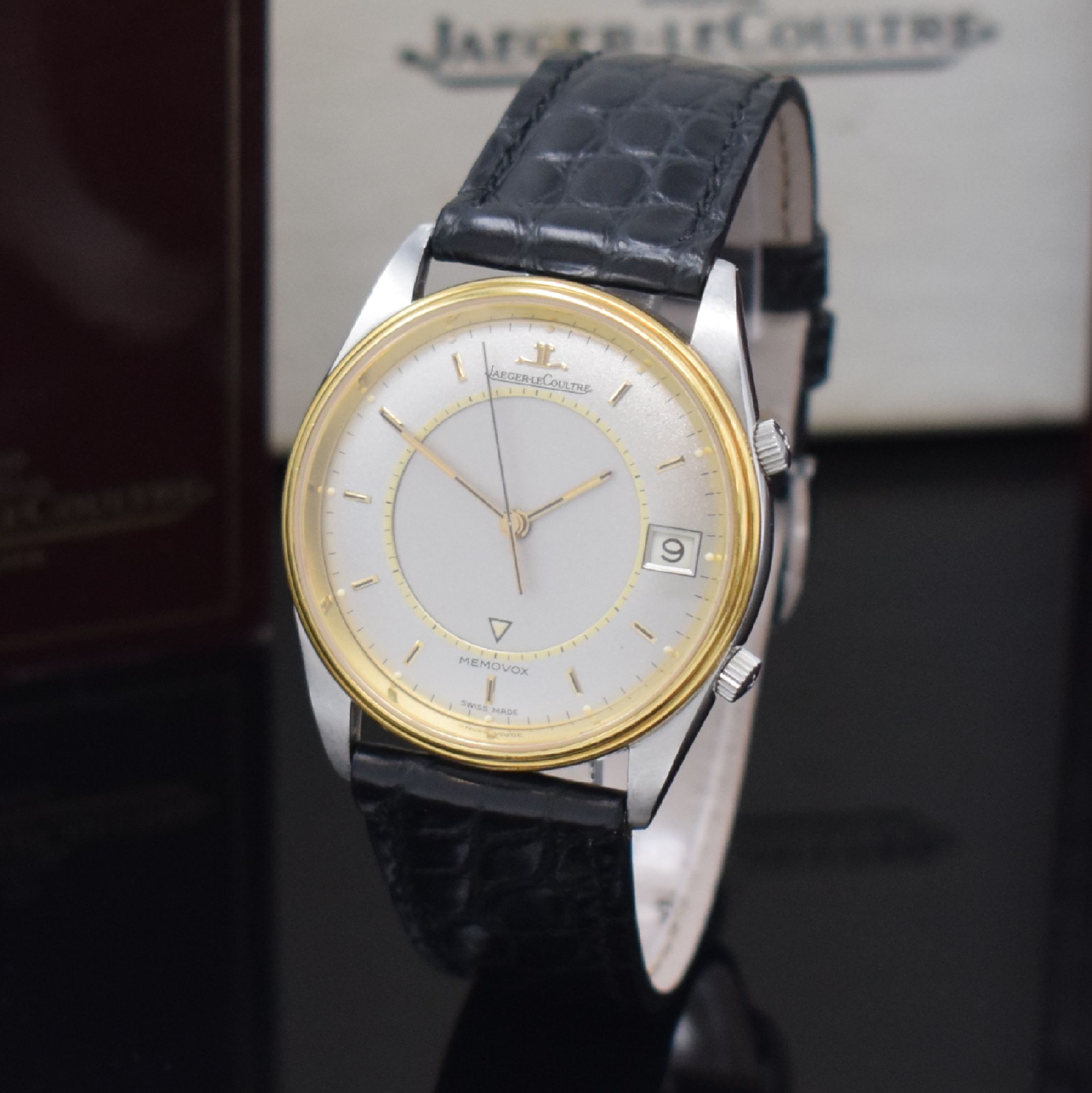 Detail a: Jaeger-LeCoultre Armbandwecker Serie Memovox Referenz 141.012.5, Handaufzug, 3-teil. Geh., Stahlboden und Goldlünette aufgedr., Lederband m. orig. ...