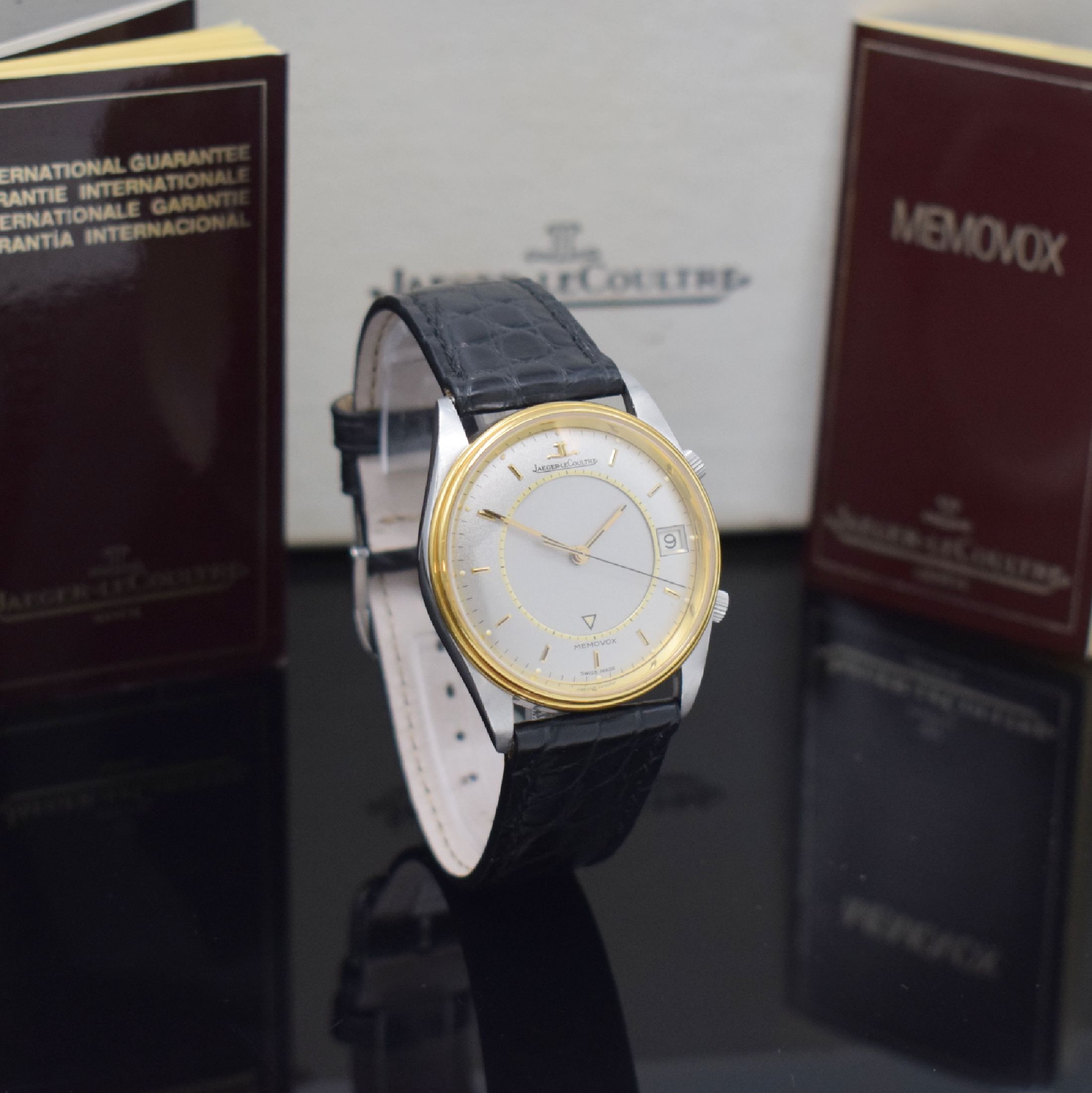 Detail b: Jaeger-LeCoultre Armbandwecker Serie Memovox Referenz 141.012.5, Handaufzug, 3-teil. Geh., Stahlboden und Goldlünette aufgedr., Lederband m. orig. ...