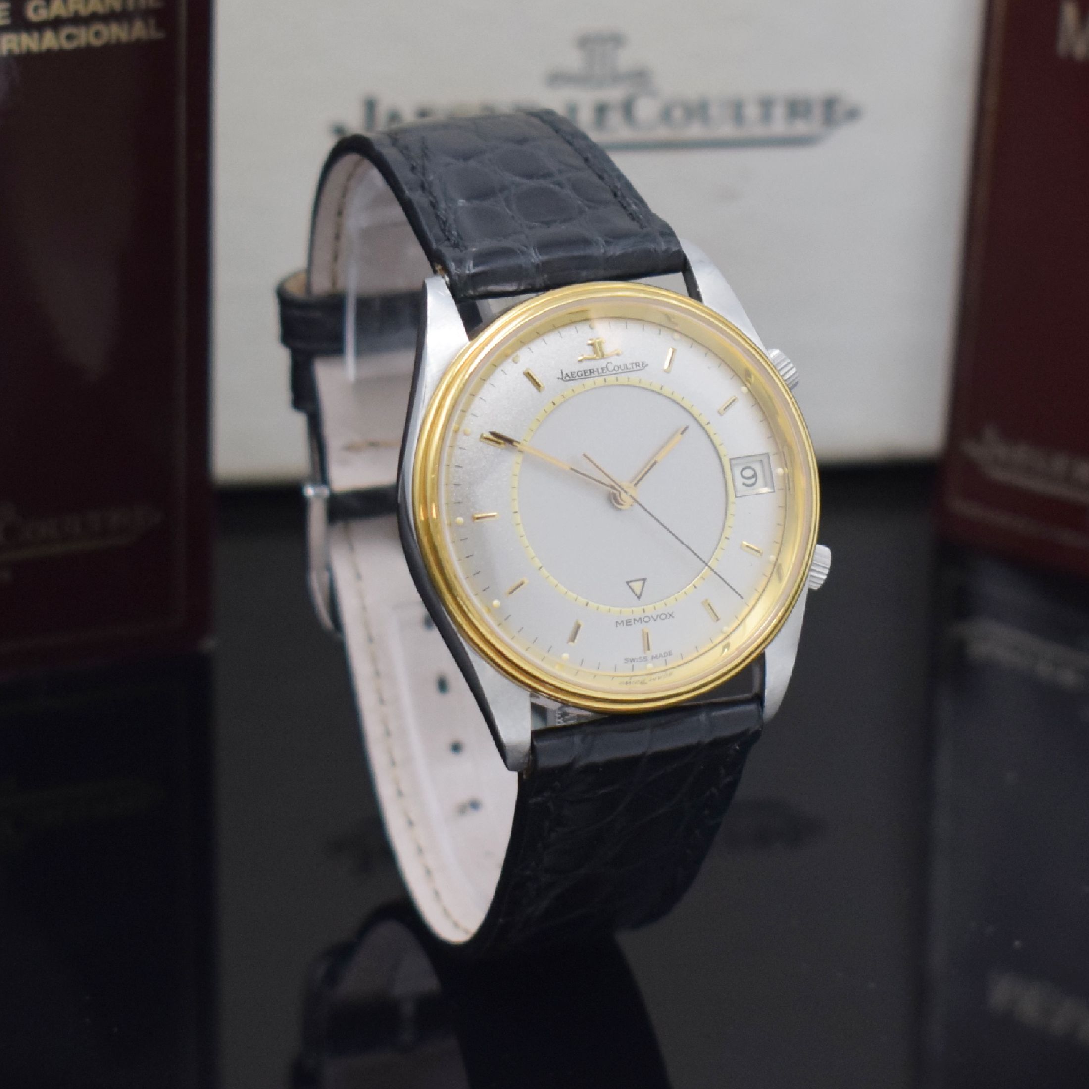 Detail c: Jaeger-LeCoultre Armbandwecker Serie Memovox Referenz 141.012.5, Handaufzug, 3-teil. Geh., Stahlboden und Goldlünette aufgedr., Lederband m. orig. ...
