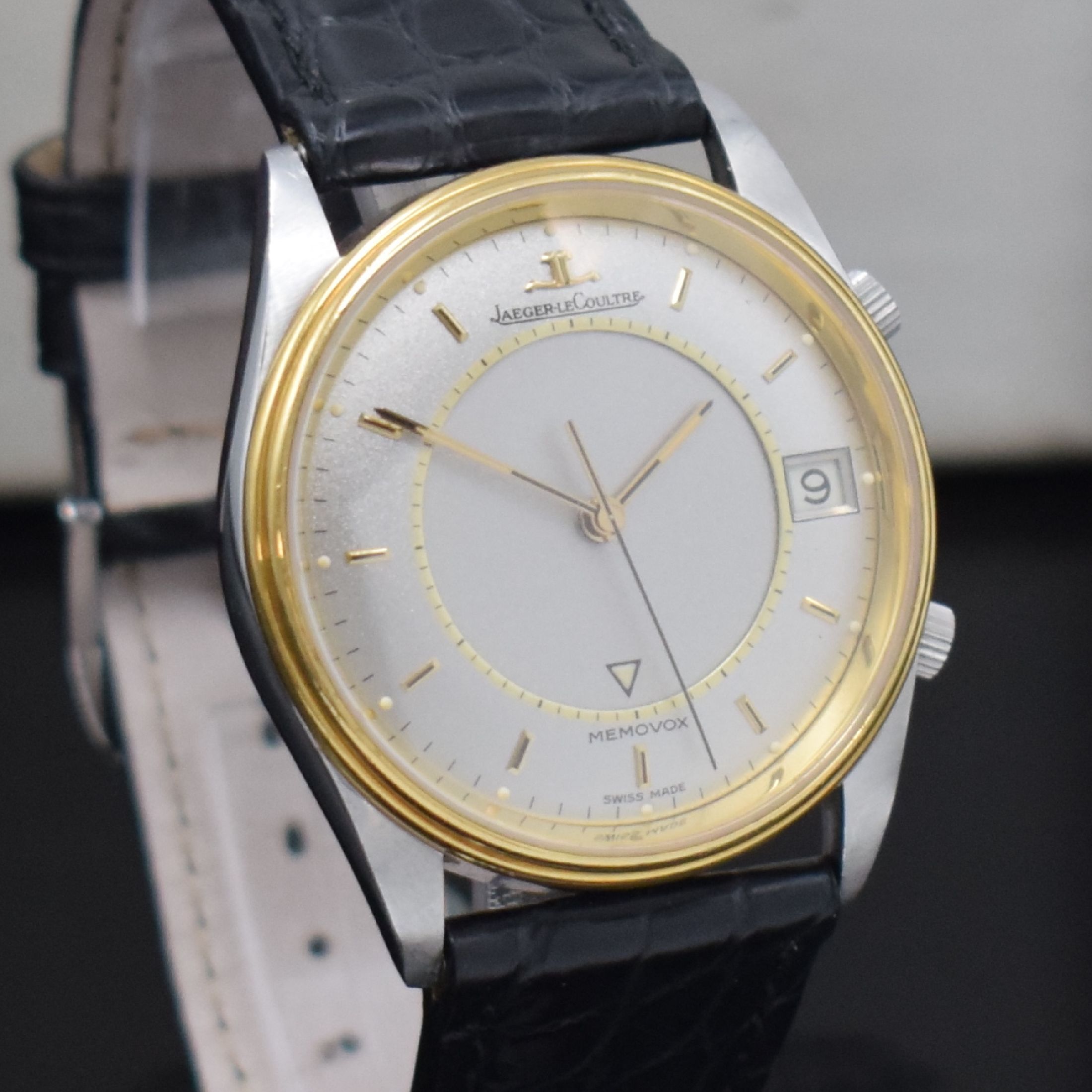Detail d: Jaeger-LeCoultre Armbandwecker Serie Memovox Referenz 141.012.5, Handaufzug, 3-teil. Geh., Stahlboden und Goldlünette aufgedr., Lederband m. orig. ...