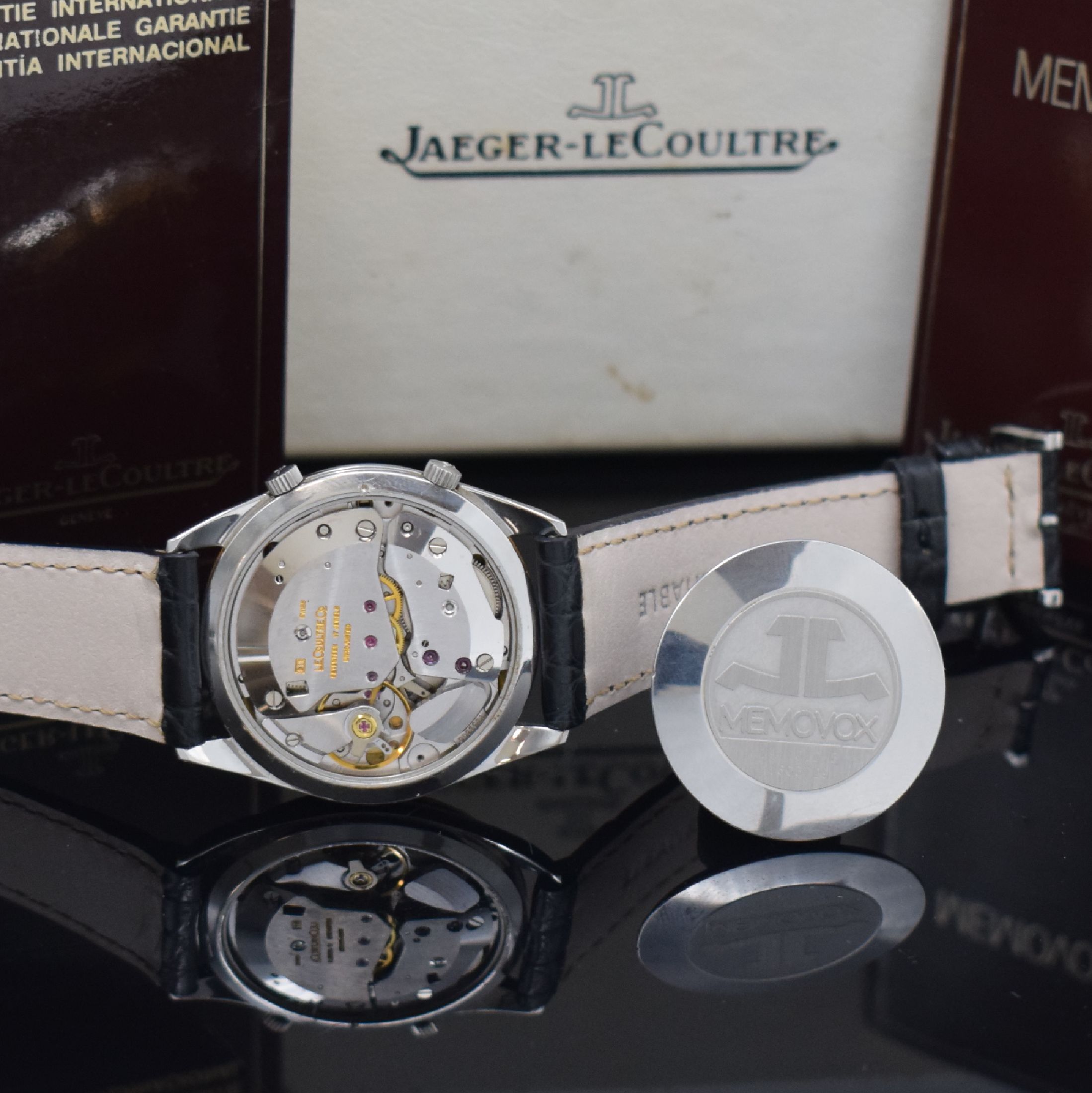 Detail e: Jaeger-LeCoultre Armbandwecker Serie Memovox Referenz 141.012.5, Handaufzug, 3-teil. Geh., Stahlboden und Goldlünette aufgedr., Lederband m. orig. ...