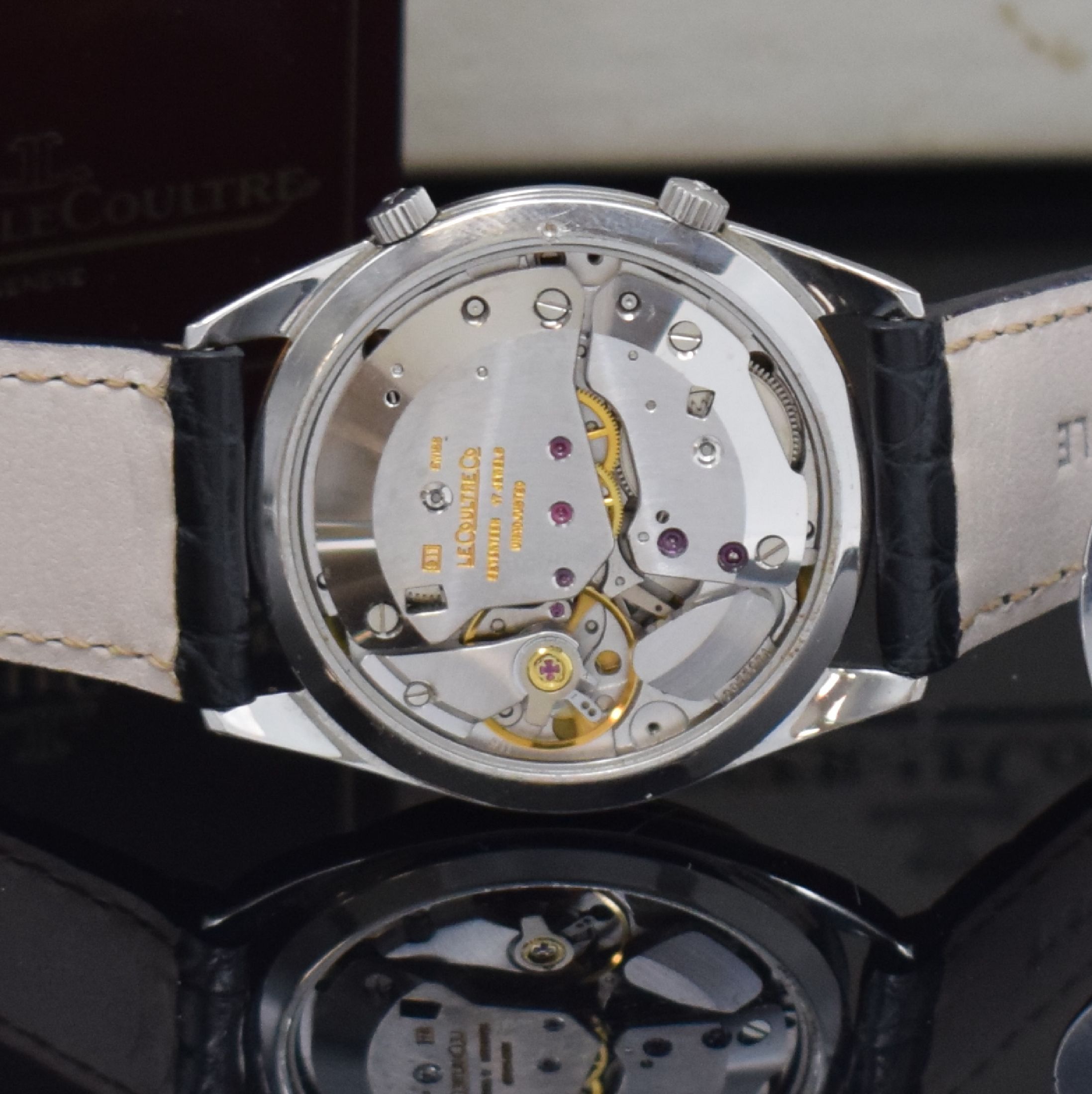 Detail f: Jaeger-LeCoultre Armbandwecker Serie Memovox Referenz 141.012.5, Handaufzug, 3-teil. Geh., Stahlboden und Goldlünette aufgedr., Lederband m. orig. ...
