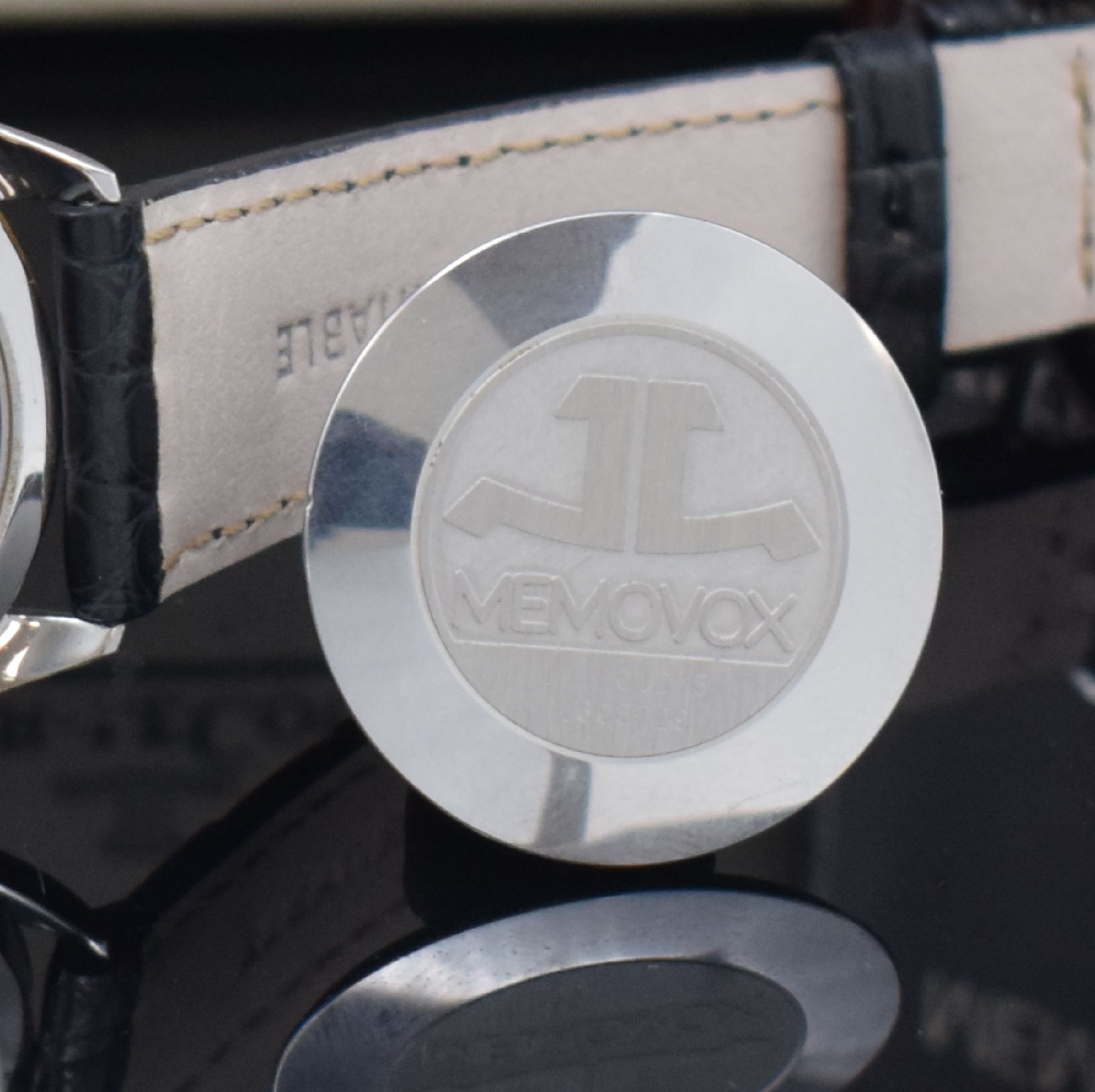 Detail g: Jaeger-LeCoultre Armbandwecker Serie Memovox Referenz 141.012.5, Handaufzug, 3-teil. Geh., Stahlboden und Goldlünette aufgedr., Lederband m. orig. ...