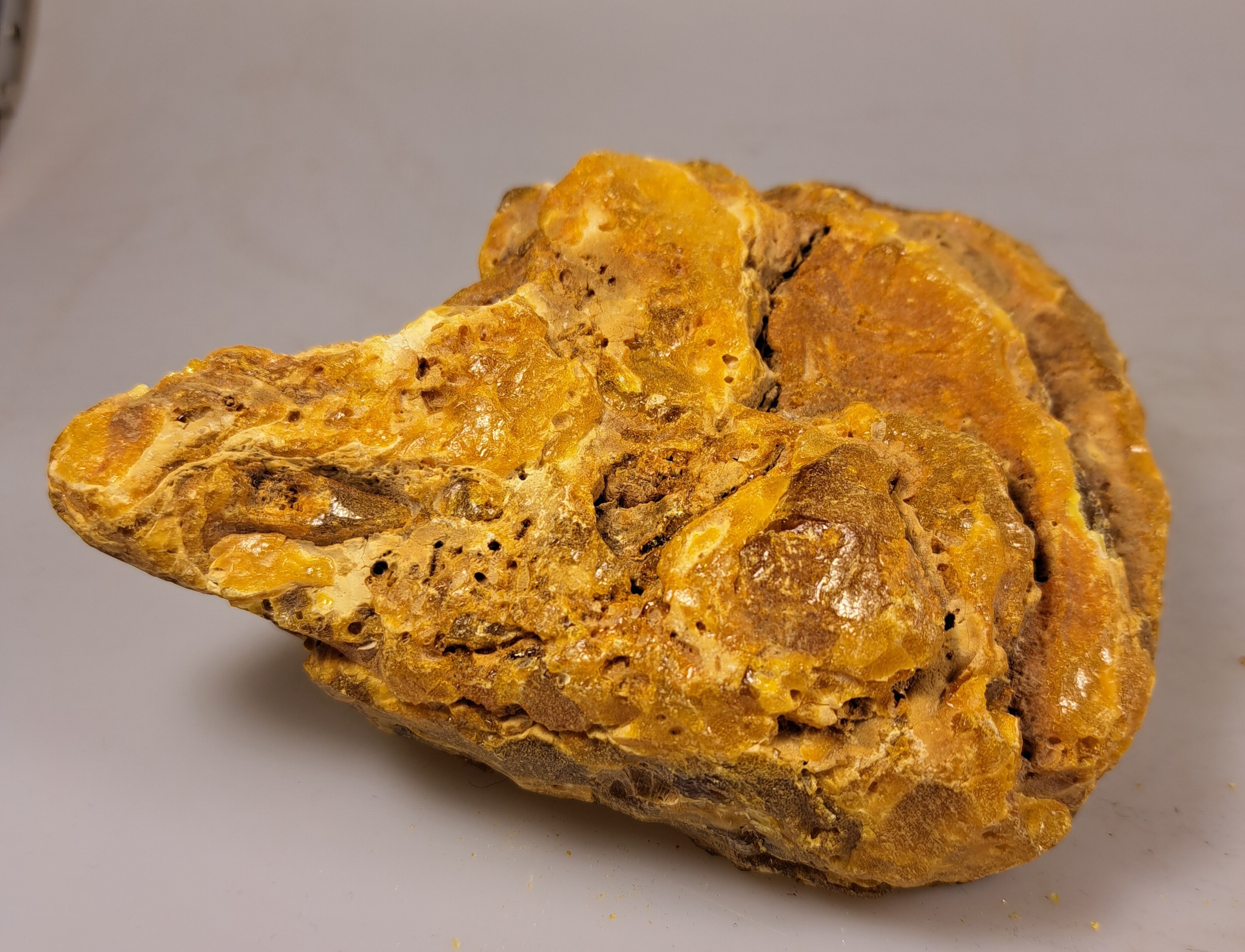 Detail f: Großer Bernstein, wohl Baltikum, Naturstein, ca. 7 x 16 x 12 cm, 408 g