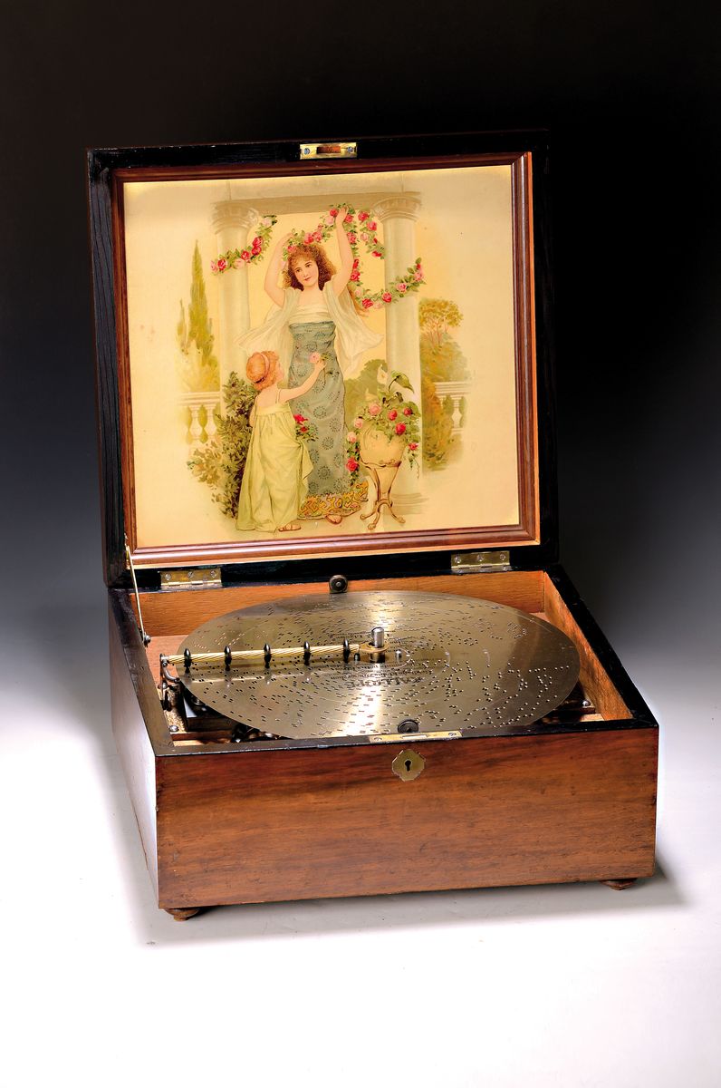 Polyphon-Musikautomat mit Glockenspiel, Kalliope, nach 1895, furniertes Holzgehäuse , Deckel mit Markenlogo, Kamm mit 60 Zähnen (davon 3 ...