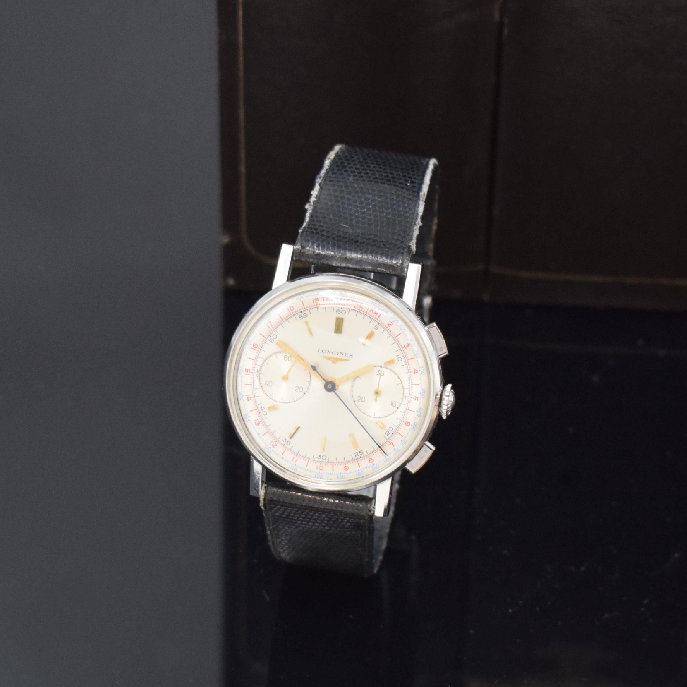 LONGINES Flyback-Schaltradchronograph Referenz 7412, Handaufzug, Schweiz um 1966, 3-teil. Edelstahlgeh., Boden und Glasrand aufgedr., orig. Lederband ...
