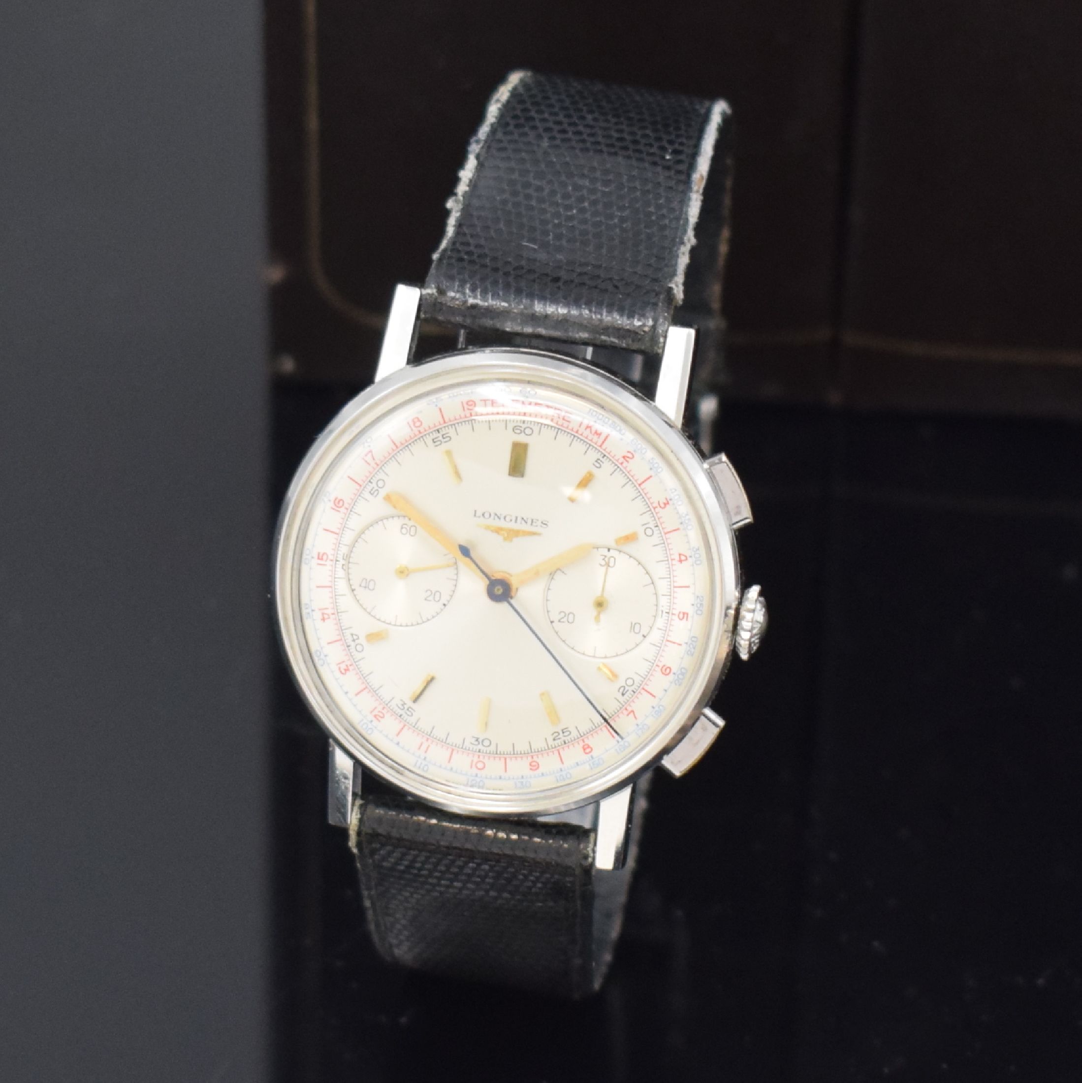 Detail a: LONGINES Flyback-Schaltradchronograph Referenz 7412, Handaufzug, Schweiz um 1966, 3-teil. Edelstahlgeh., Boden und Glasrand aufgedr., orig. Lederband ...