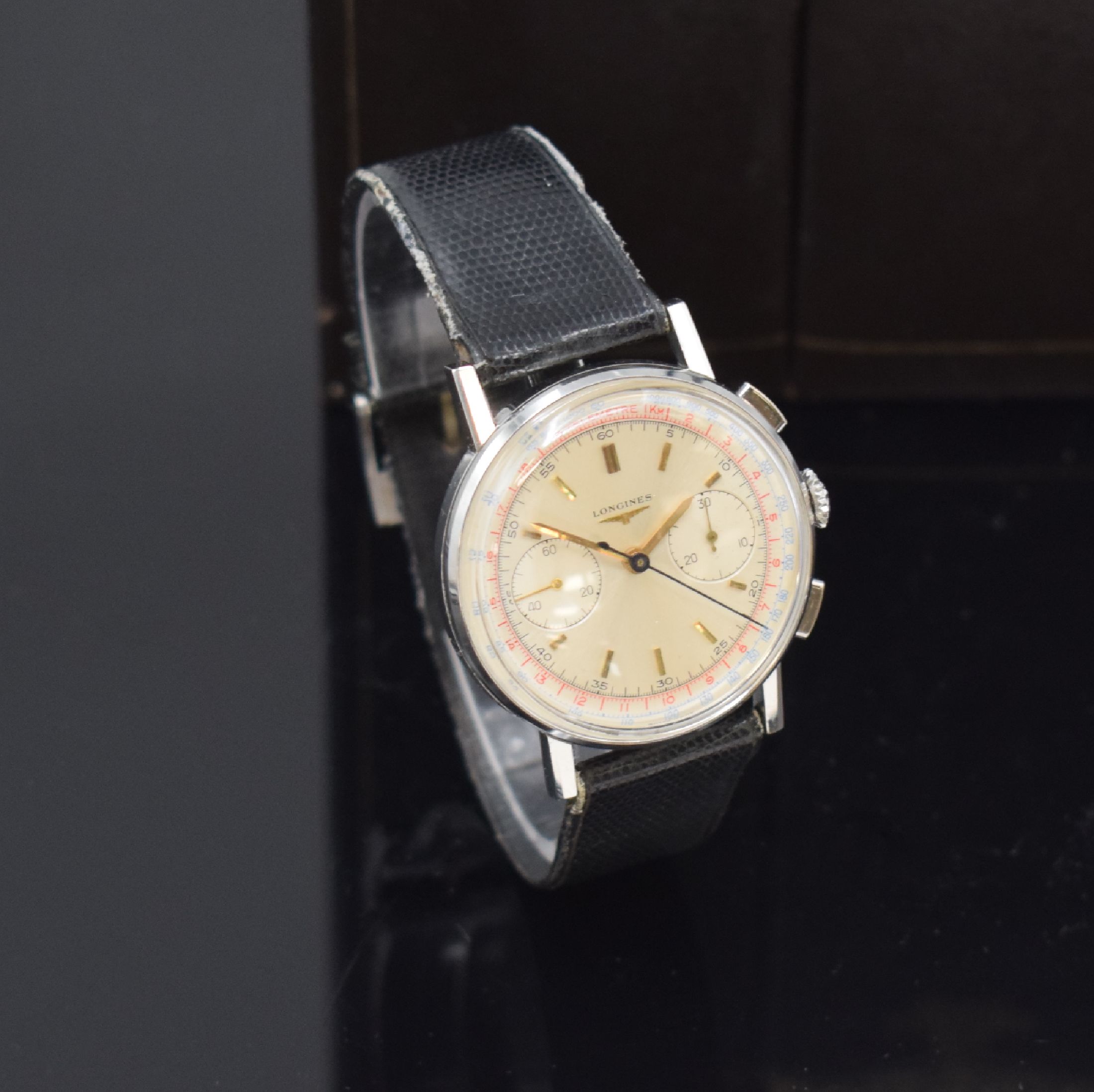 Detail b: LONGINES Flyback-Schaltradchronograph Referenz 7412, Handaufzug, Schweiz um 1966, 3-teil. Edelstahlgeh., Boden und Glasrand aufgedr., orig. Lederband ...