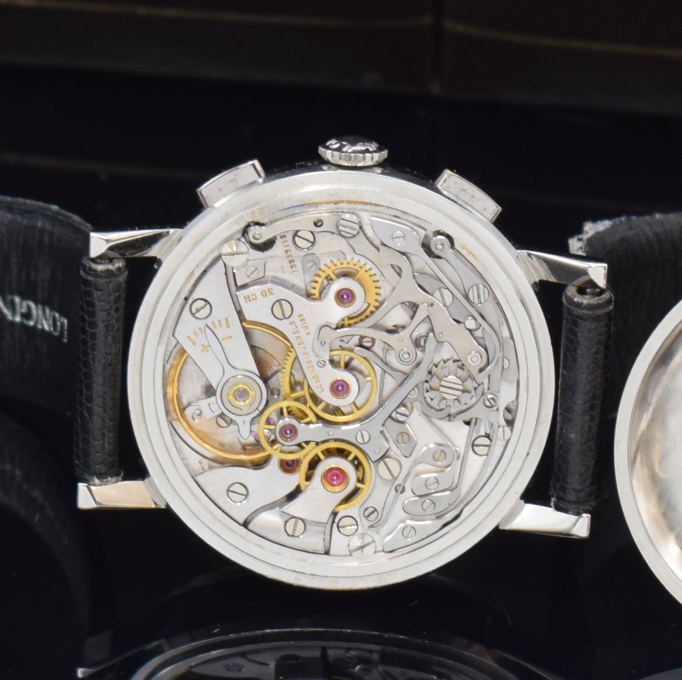 Detail e: LONGINES Flyback-Schaltradchronograph Referenz 7412, Handaufzug, Schweiz um 1966, 3-teil. Edelstahlgeh., Boden und Glasrand aufgedr., orig. Lederband ...